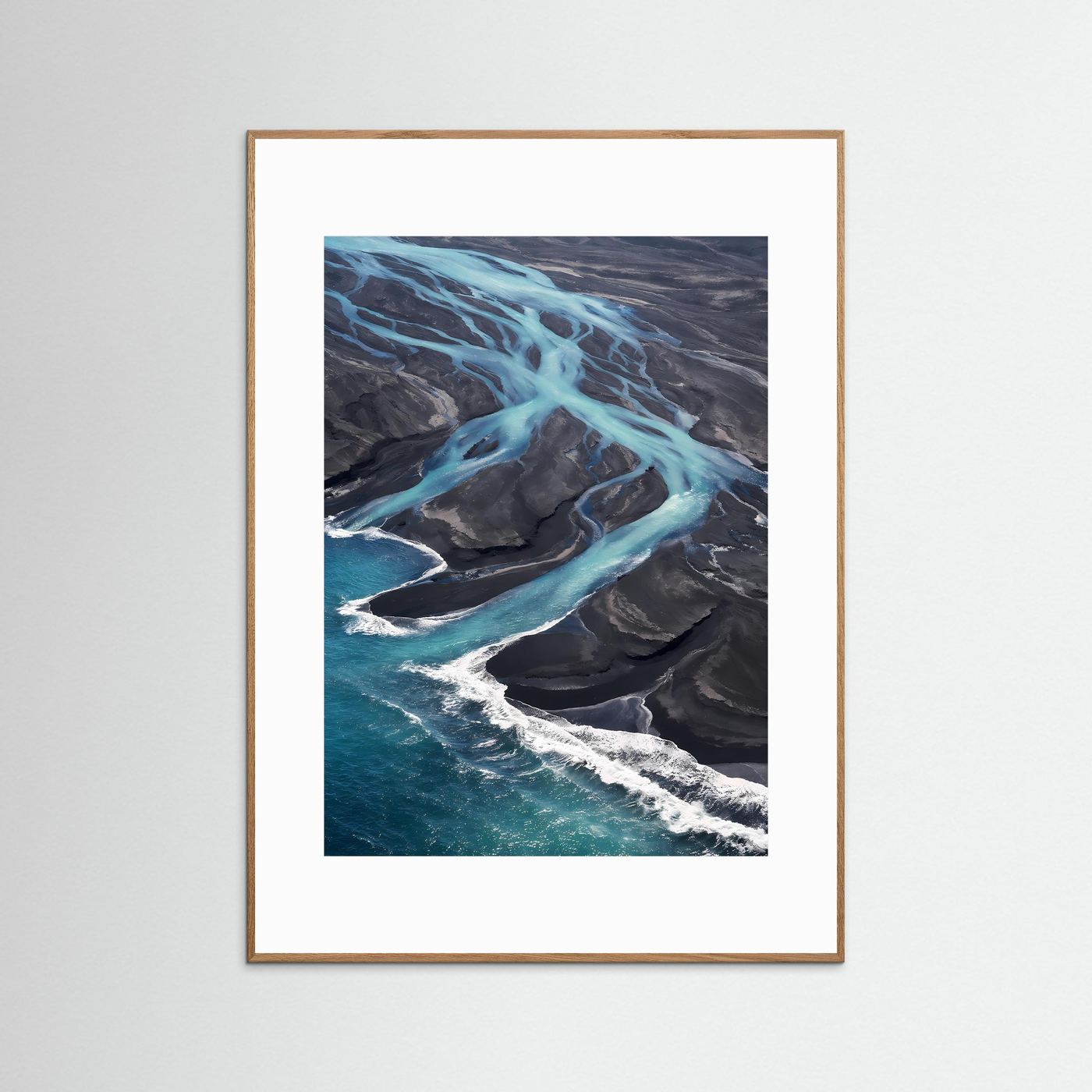 Kunstposter mit Gletscherfluss in Türkis über schwarzem Gestein, goldbrauner Rahmen
