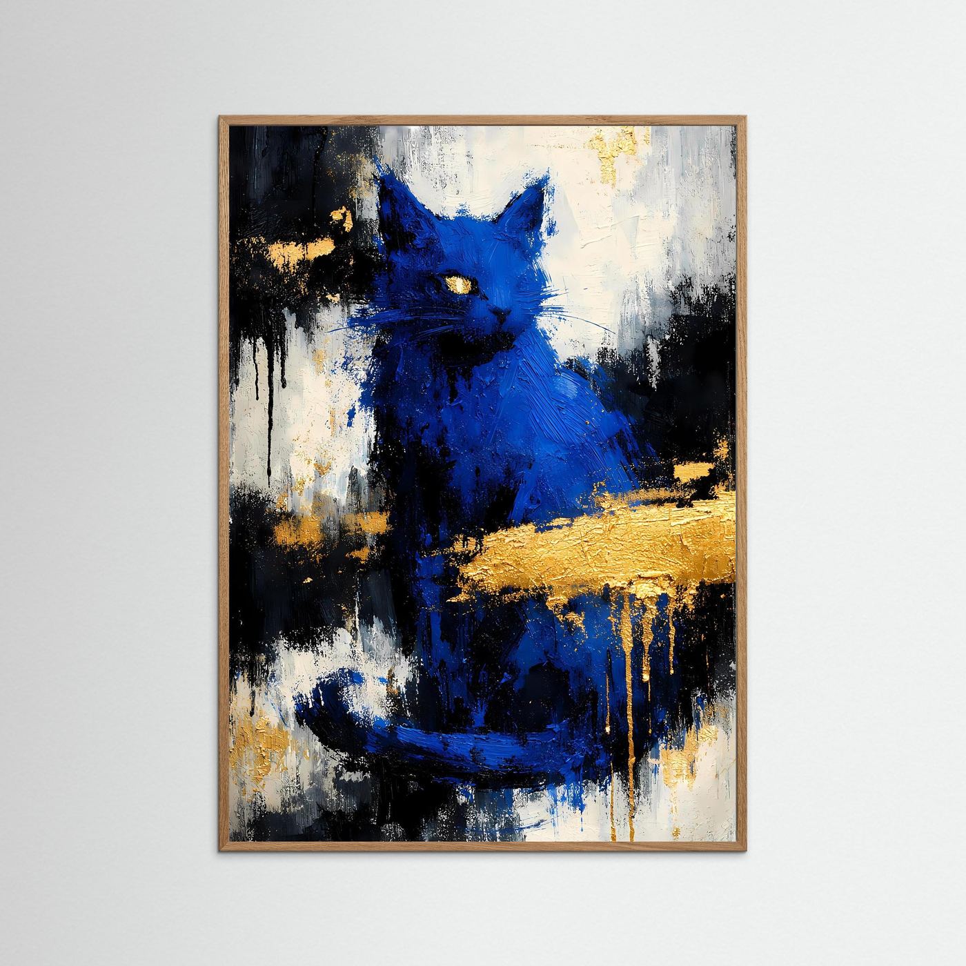 Abstraktes Katzenposter im hellbraunen Holzrahmen: blaue Katze auf Schwarz-Weiß mit goldenen Spritzern.