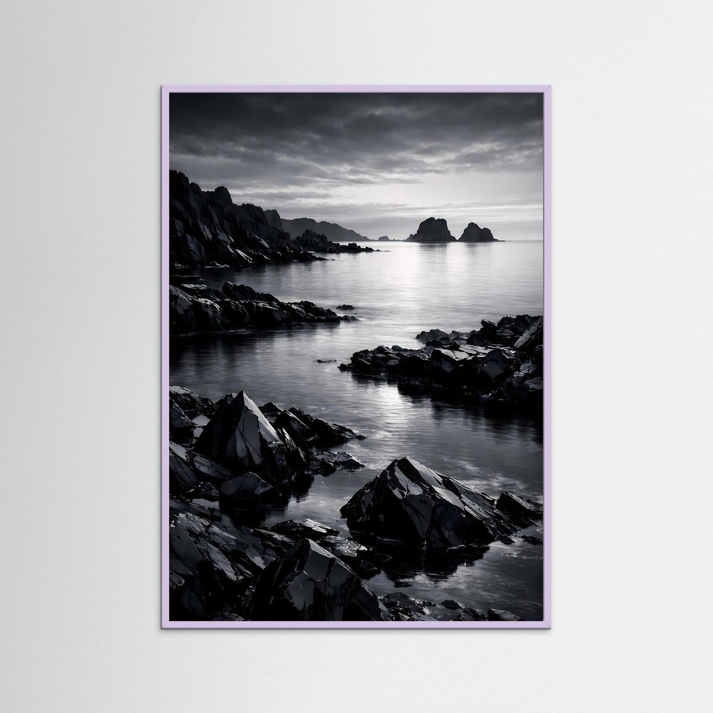 Schwarzweiß-Wandposter Felsküste: Meer und Felsen im violetten Rahmen
