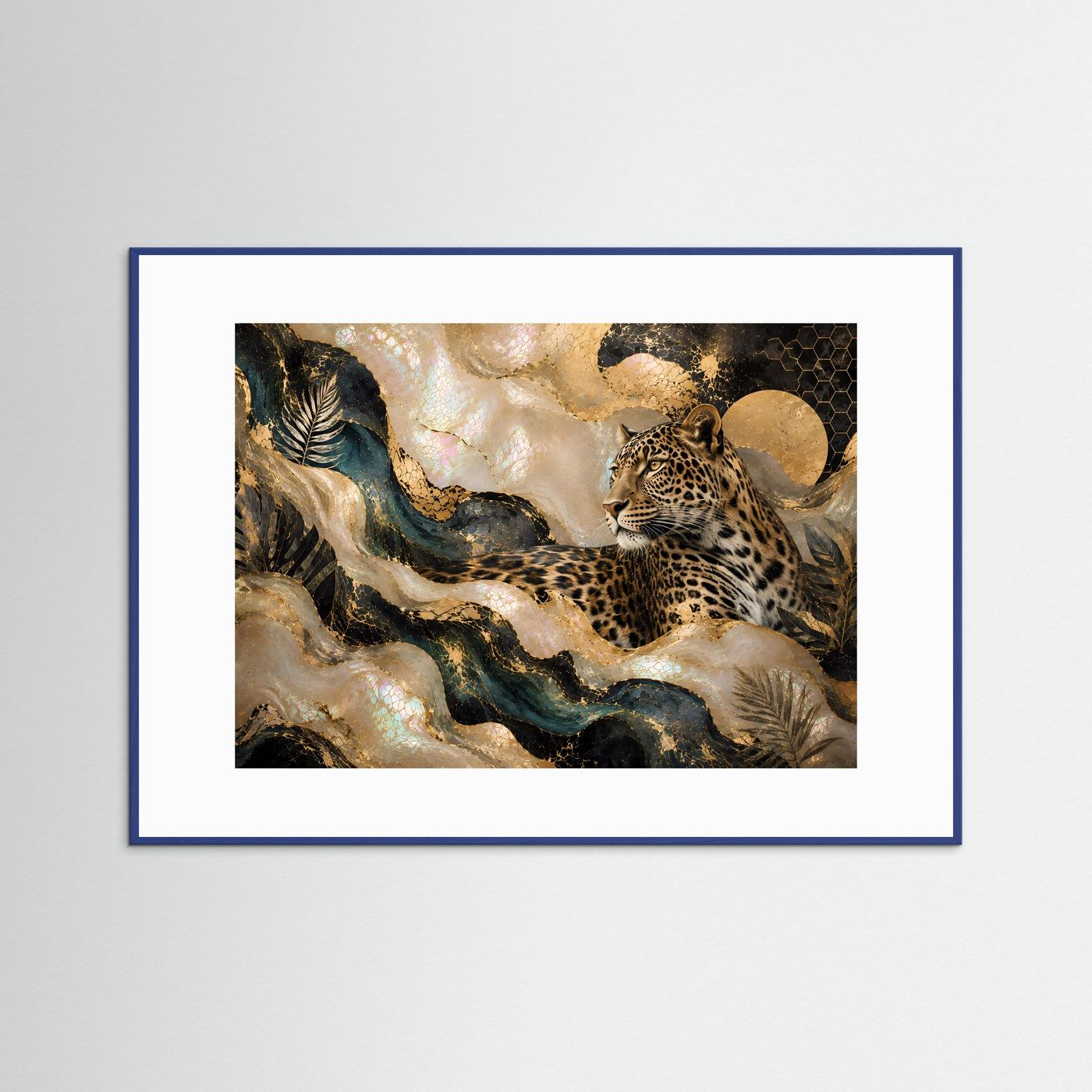 Gerahmtes Querformat-Poster mit abstraktem Leopardenmotiv in Gold, Beige und Petrol.