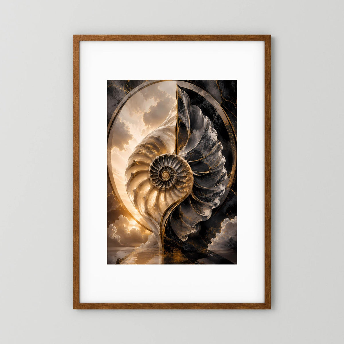 Kunstposter im braunen Holzrahmen mit abstraktem Muschelmotiv in Schwarz, Weiß und Gold