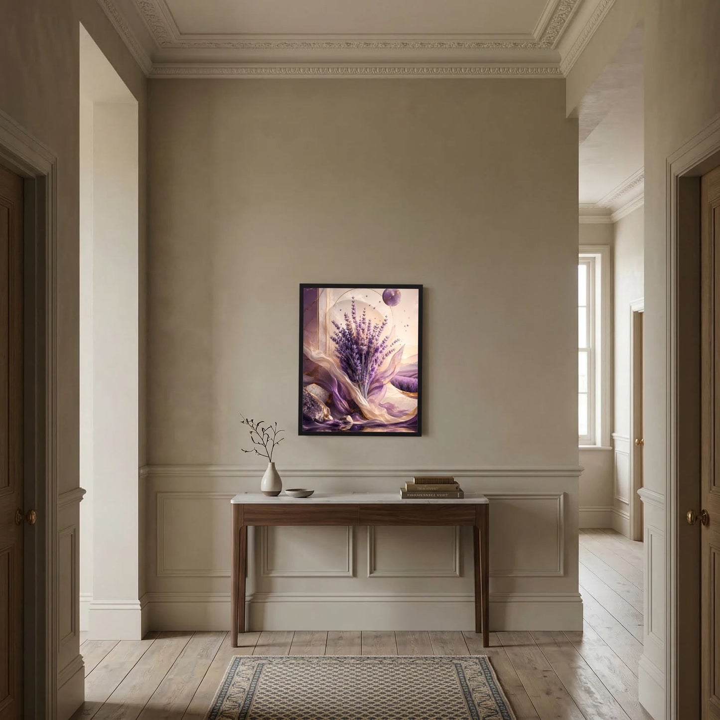 Wandposter mit Lavendelstrauß im schwarzen Rahmen in klassischem Flur