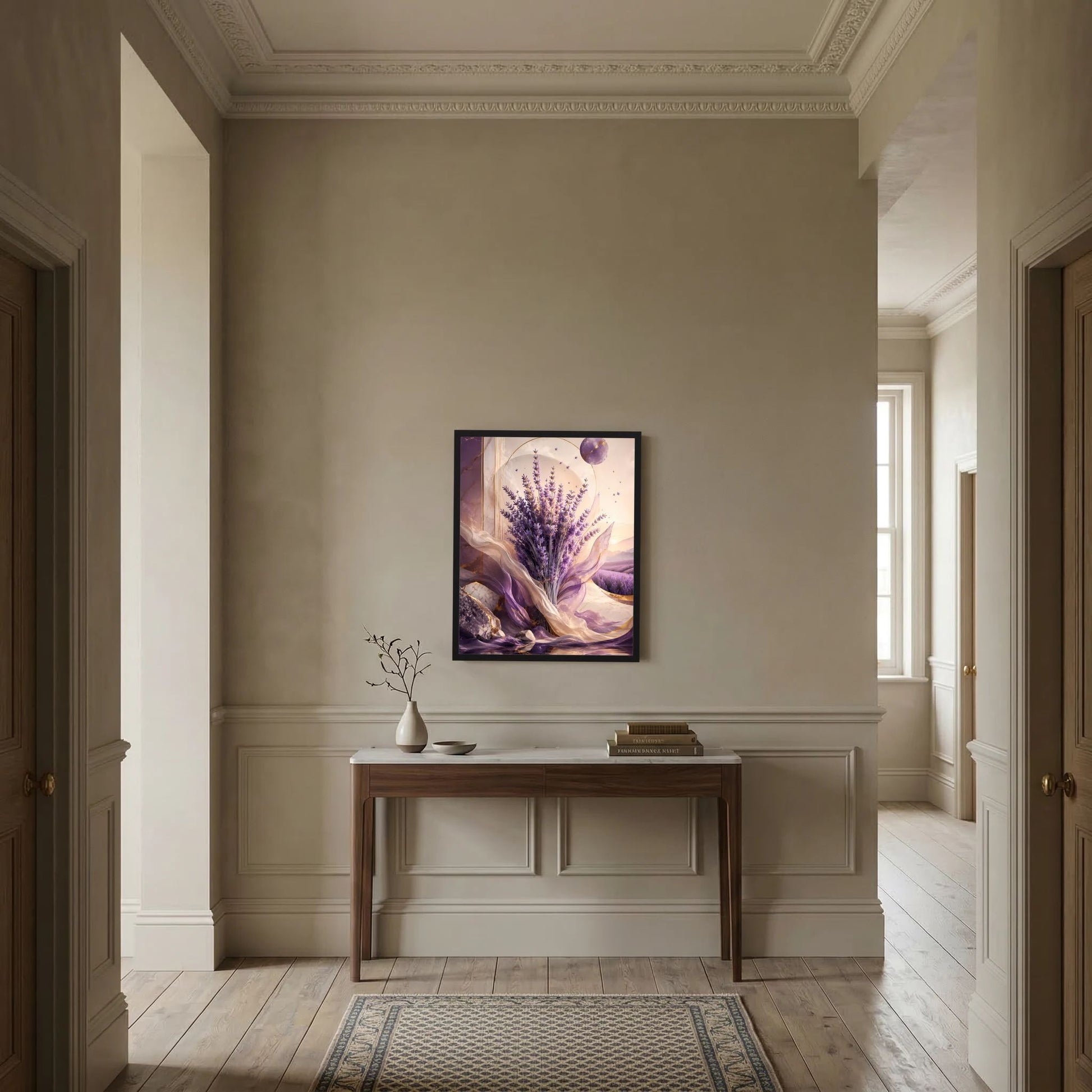 Wandposter mit Lavendelstrauß im schwarzen Rahmen in klassischem Flur
