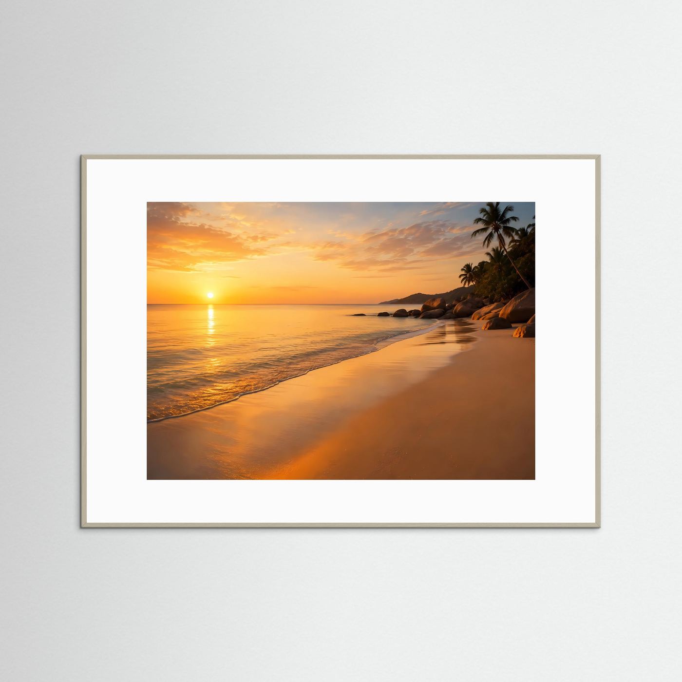 Gerahmtes Strandfoto mit Sonnenuntergang, grauer Holzrahmen und weißes Passepartout