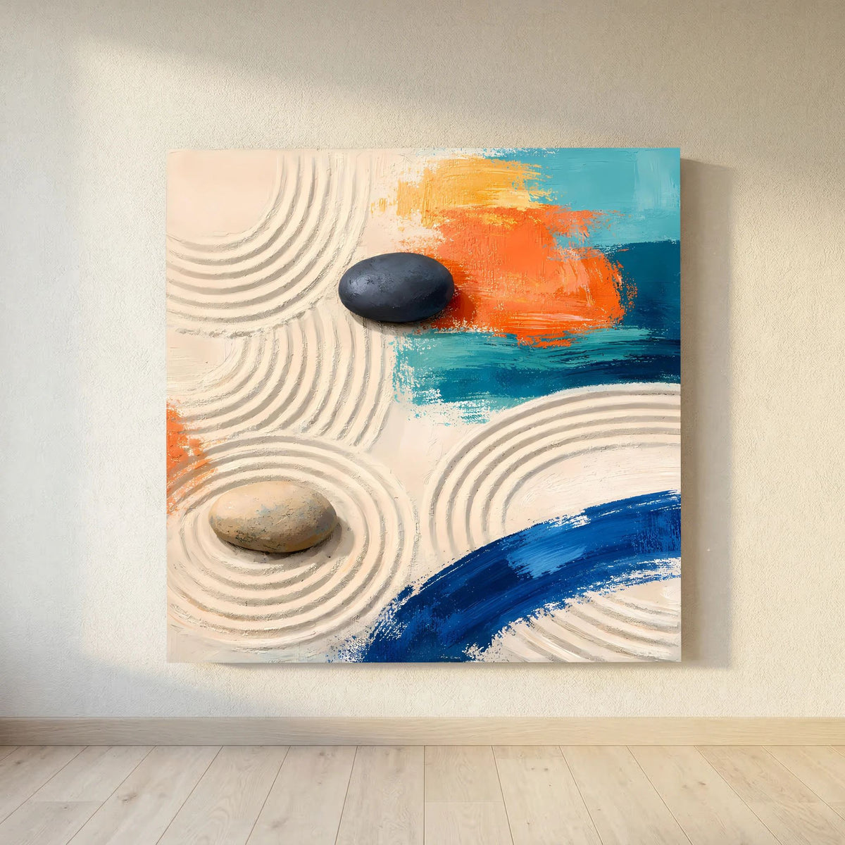 Abstraktes Leinwandbild mit reliefartigen Sandlinien, schwarzem Stein und blauem Farbband