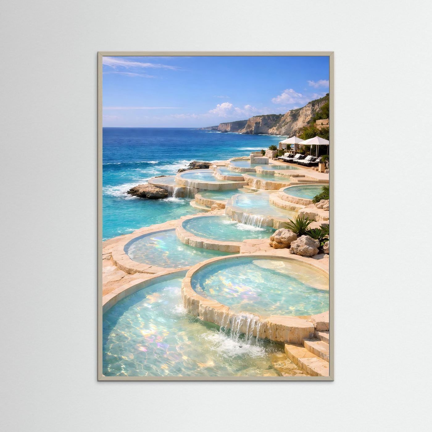 Hochkant-Poster mit türkisfarbenen Infinity-Pools am Meer, im hellen Holzrahmen