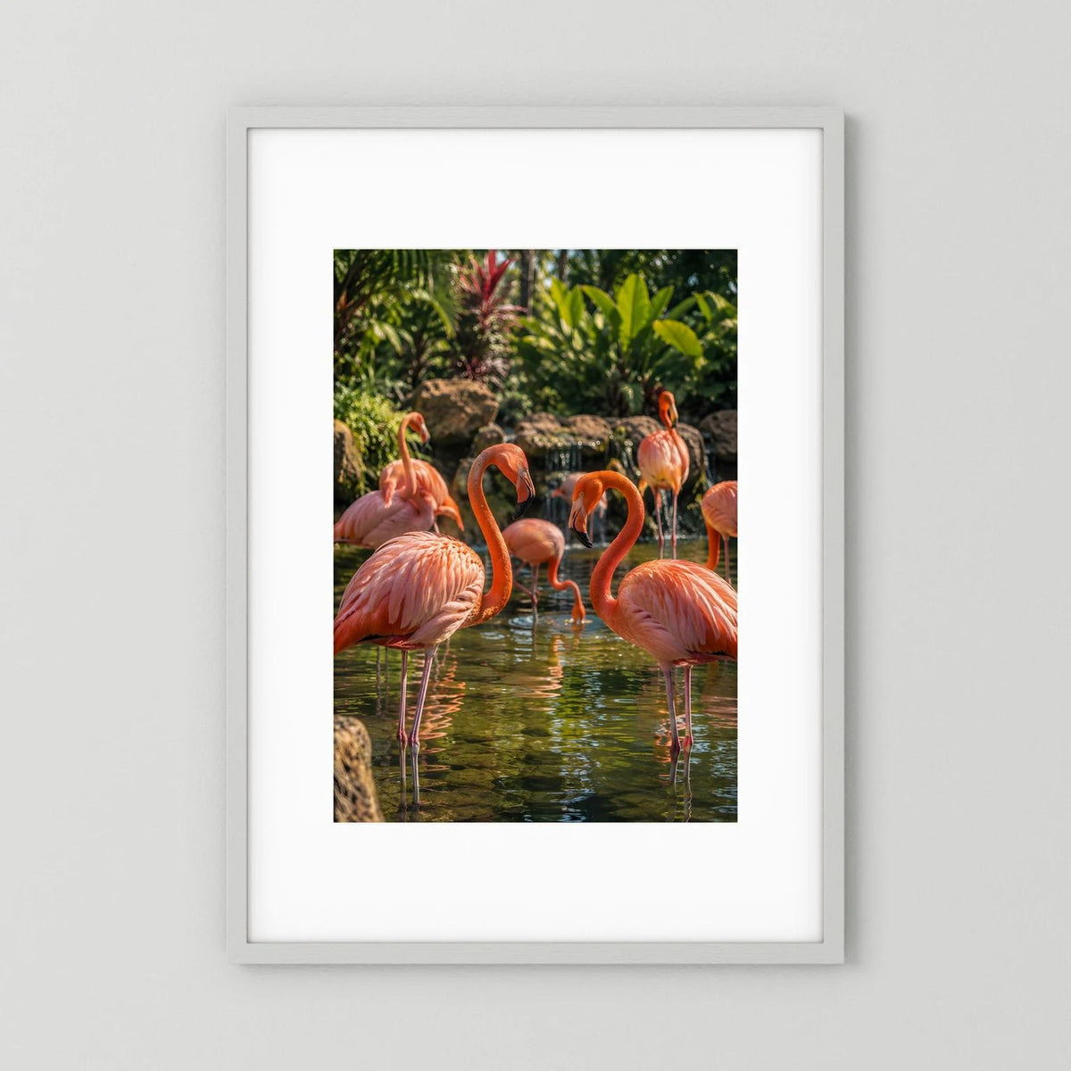Gerahmter Posterdruck mit rosa Flamingos am Wasser und tropischem Grün im Hochformat