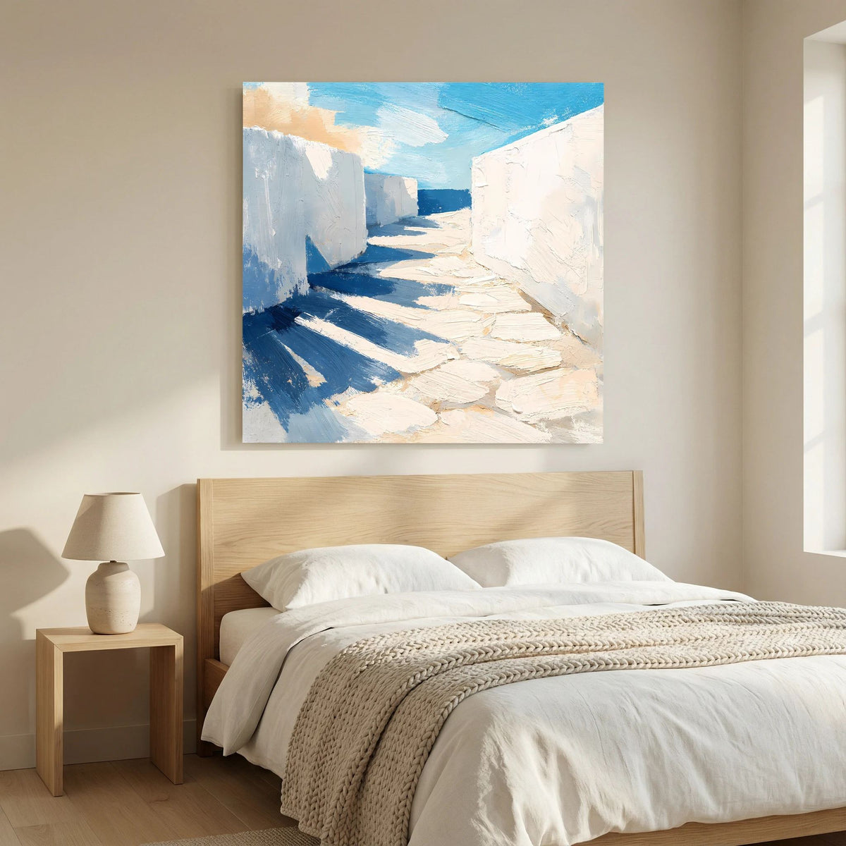 Abstraktes Leinwand-Wandbild: Küstengasse mit weißen Mauern, blauen Akzenten und Steinweg