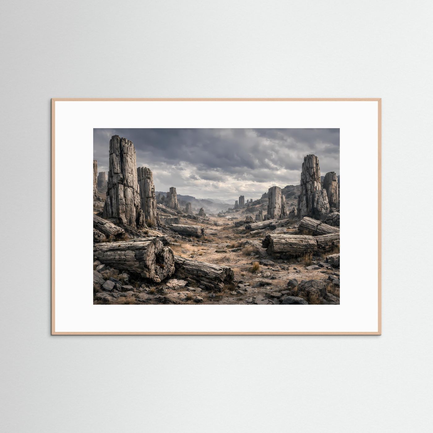 Panorama-Poster mit steinigen Felsformationen im Waldtal, heller Holzrahmen