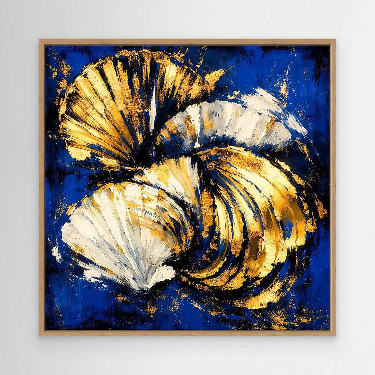Leinwand-Wandbild mit abstrakten Muscheln in Blau, Weiß und Gold im Holzrahmen