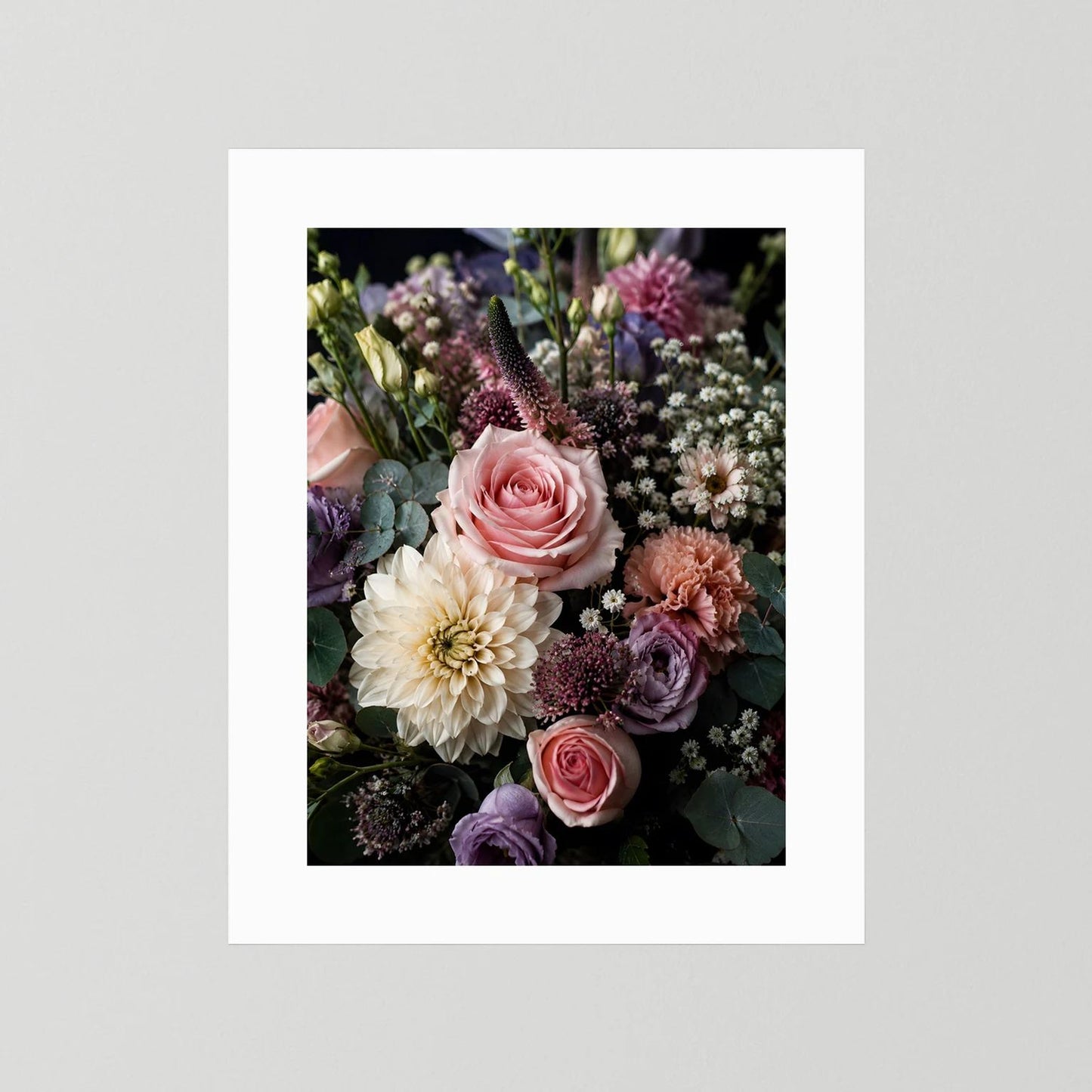 Blumenstrauß-Poster Hochformat mit rosafarbener Rose und lila Blüten, weißer Rand