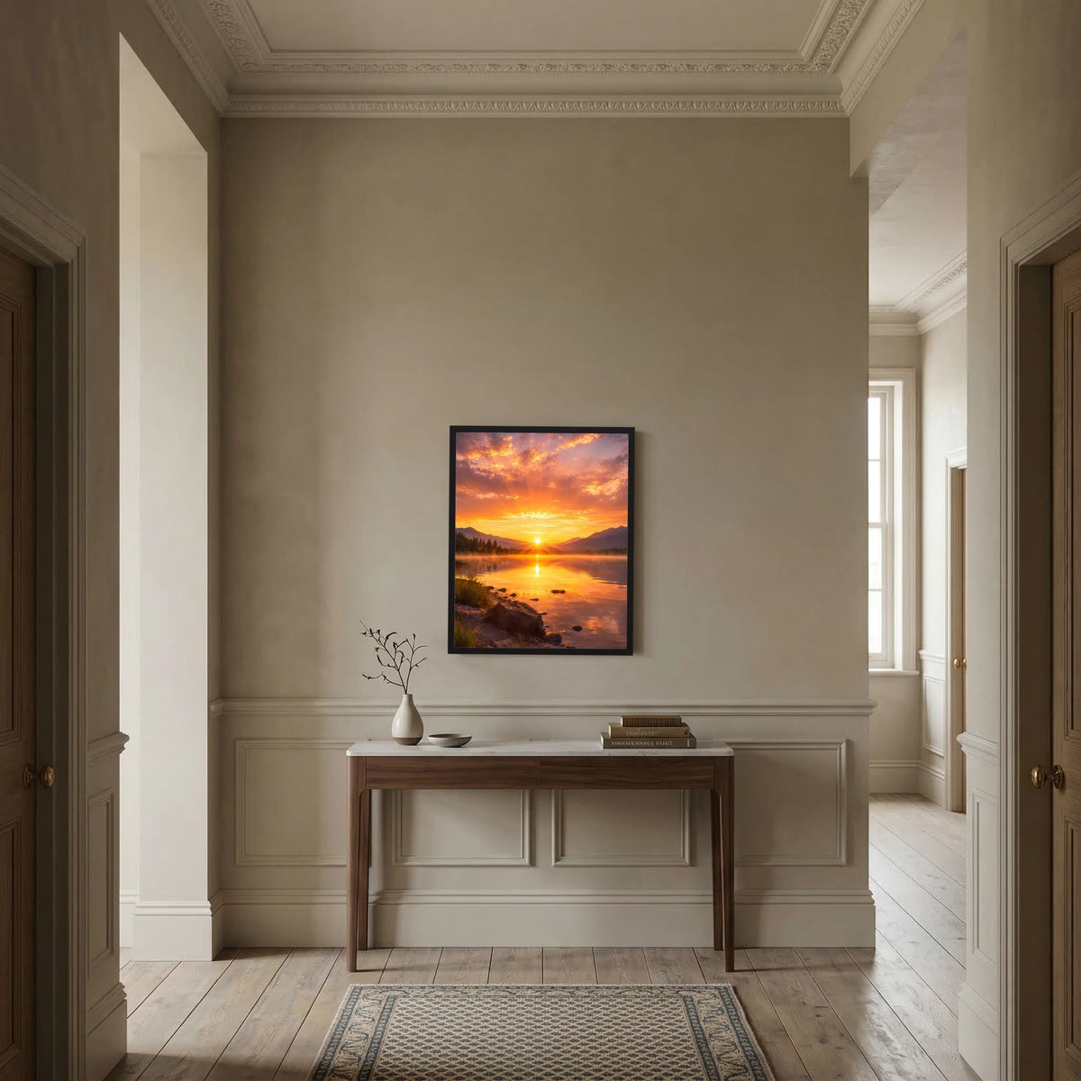 Gerahmtes Poster im Hochformat mit Sonnenuntergang am Bergsee und ruhigem Wasser im Vordergrund