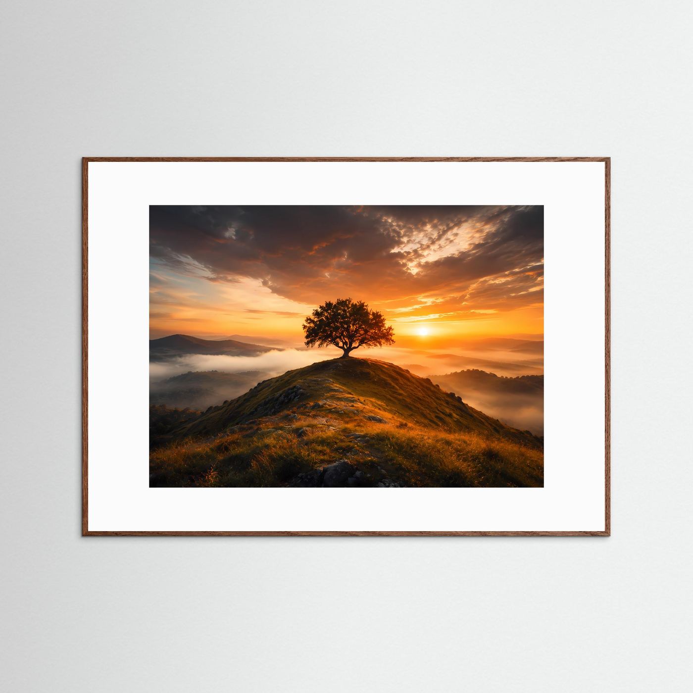Poster mit einsamem Baum bei Sonnenaufgang im braunen Rahmen, weißer Rand
