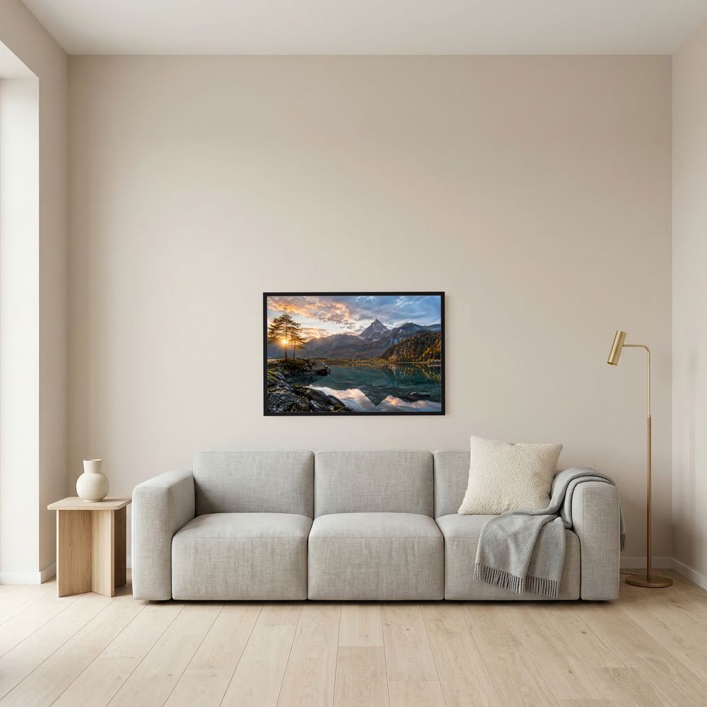 Gerahmtes Poster im Querformat mit Alpenlandschaft: See, Berge und Herbstwald bei Sonnenuntergang, schwarzer Rahmen