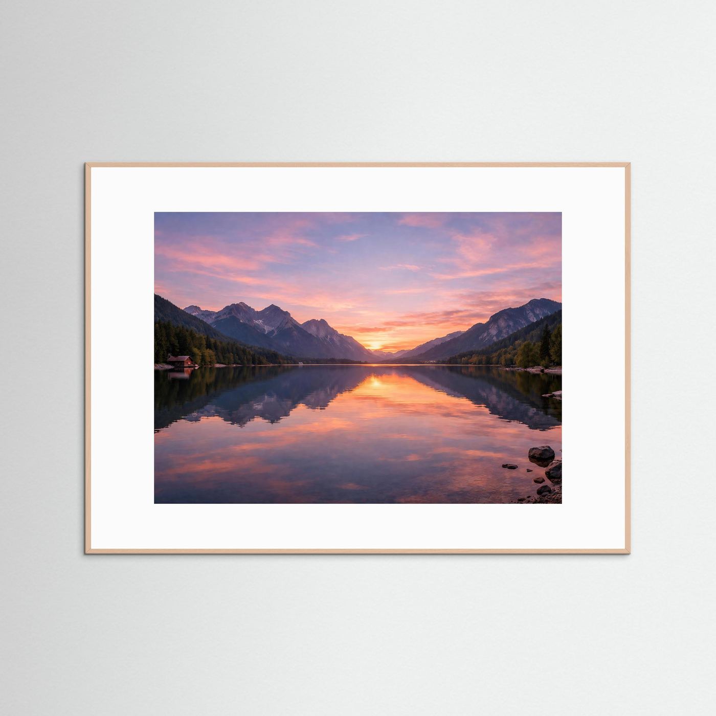Poster im Querformat mit Bergsee bei Sonnenuntergang und Spiegelung, hellbrauner Rahmen
