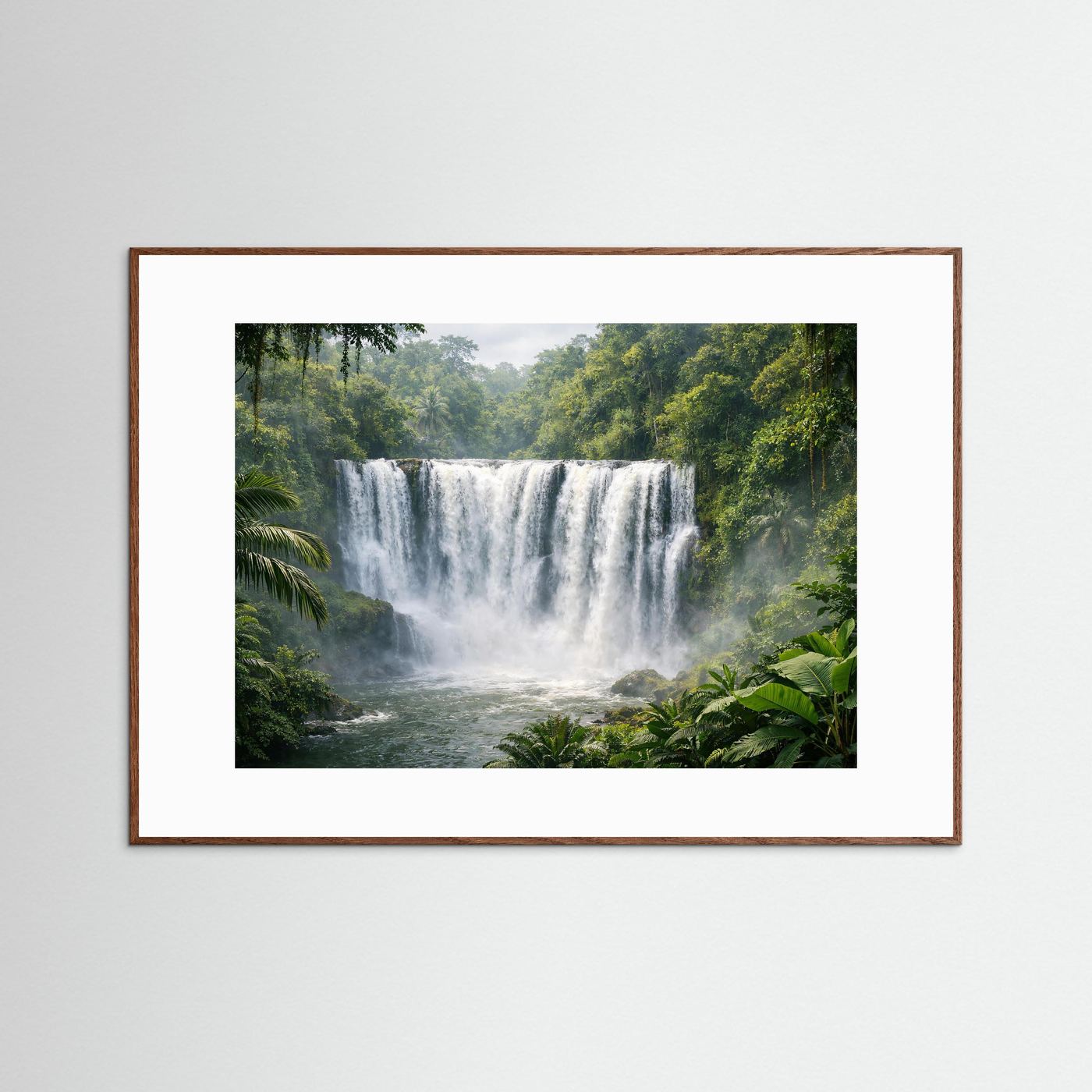 Naturposter mit Dschungel-Wasserfall, weißer Einfassung und braunem Holzrahmen im Querformat