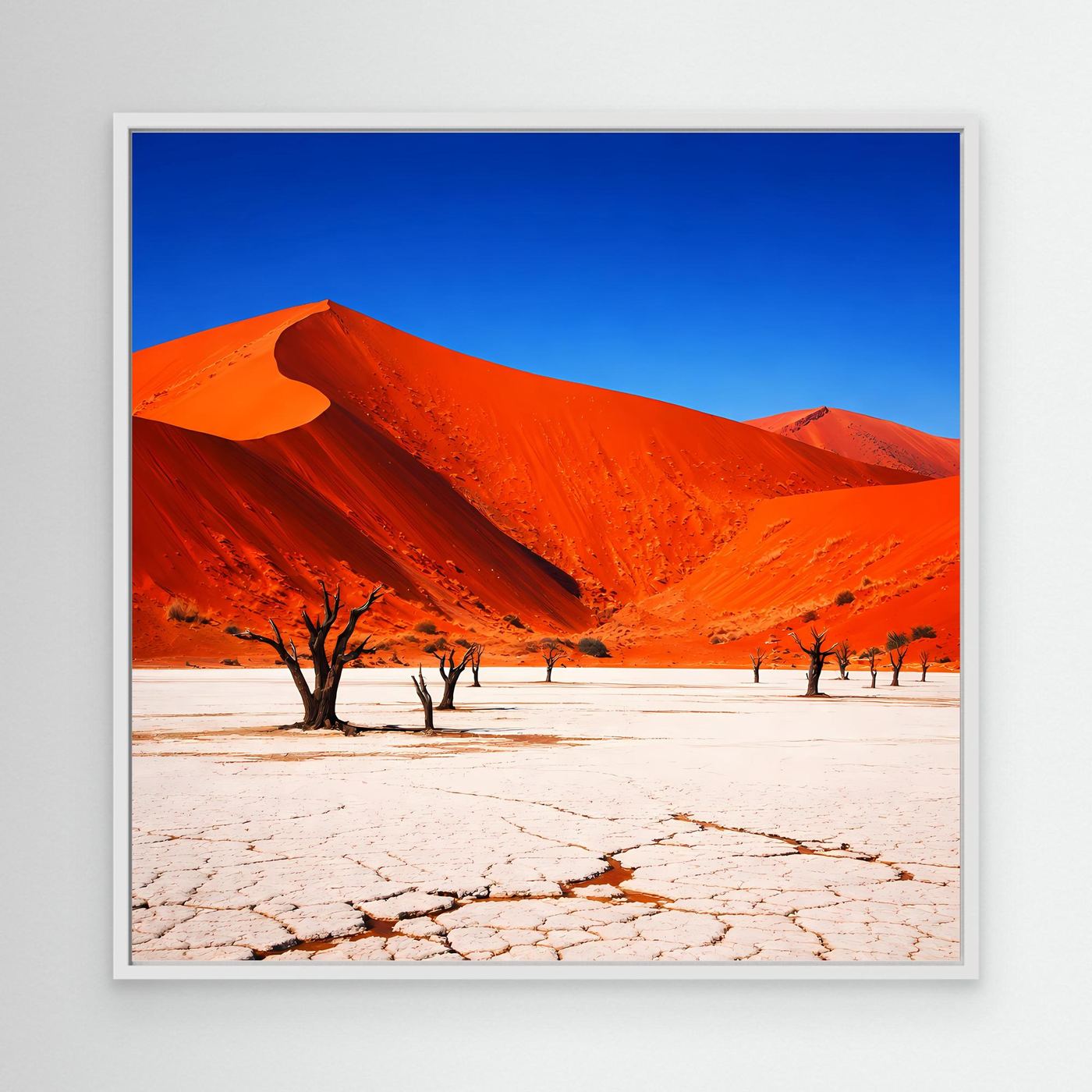 Leinwandbild: rote Dünen, blauer Himmel, karge Bäume auf rissigem Sand, ohne sichtbaren Rahmen