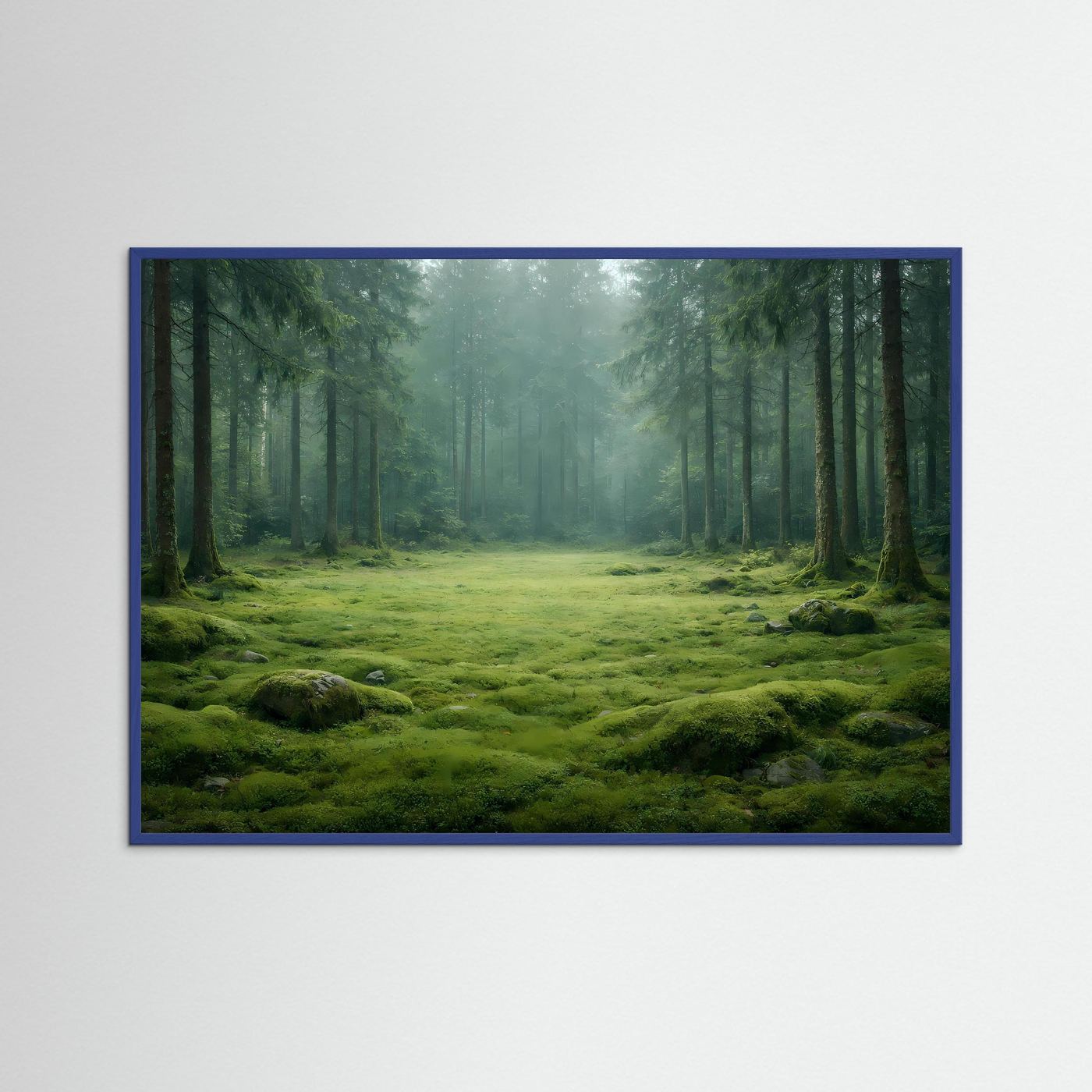 Wandbild mit blauem Holzrahmen: grüner Wald mit Moosteppich und Nebellichtung.