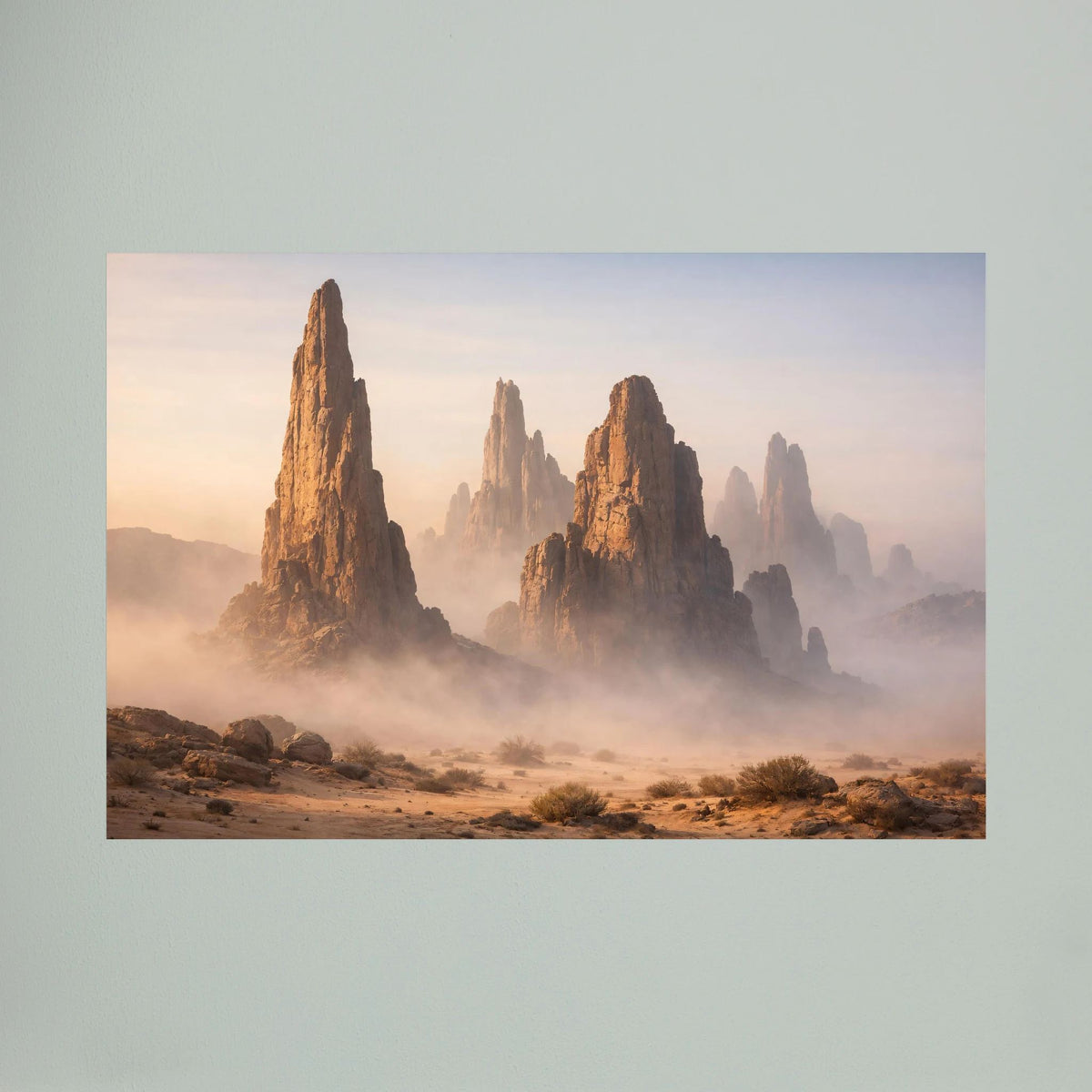 Wandposter im Querformat mit Felsformationen in Wüstennebel, sandige Farbtöne