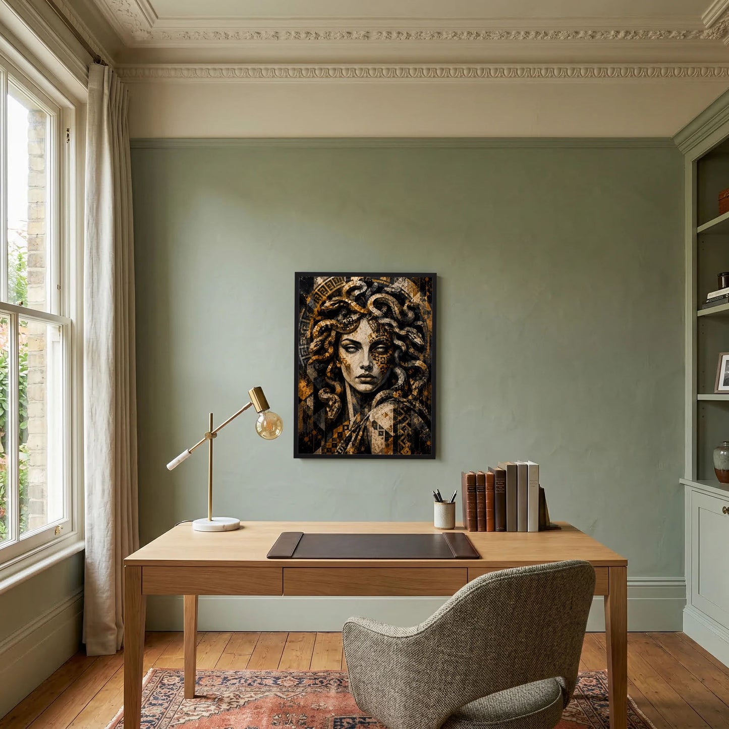 Wandposter mit Medusa-Illustration im gold-schwarzen Mosaikstil