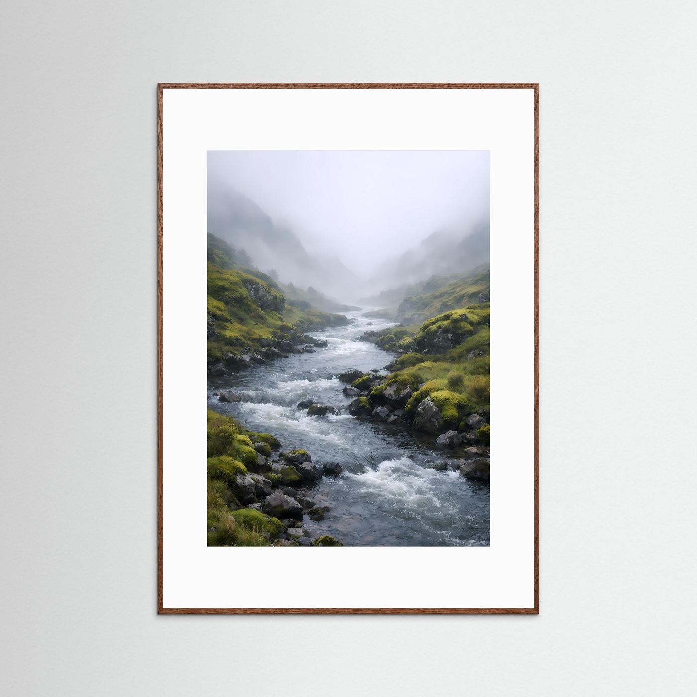 Naturposter mit braunem Holzrahmen, ruhiger Fluss zwischen Moosfelsen im Nebel
