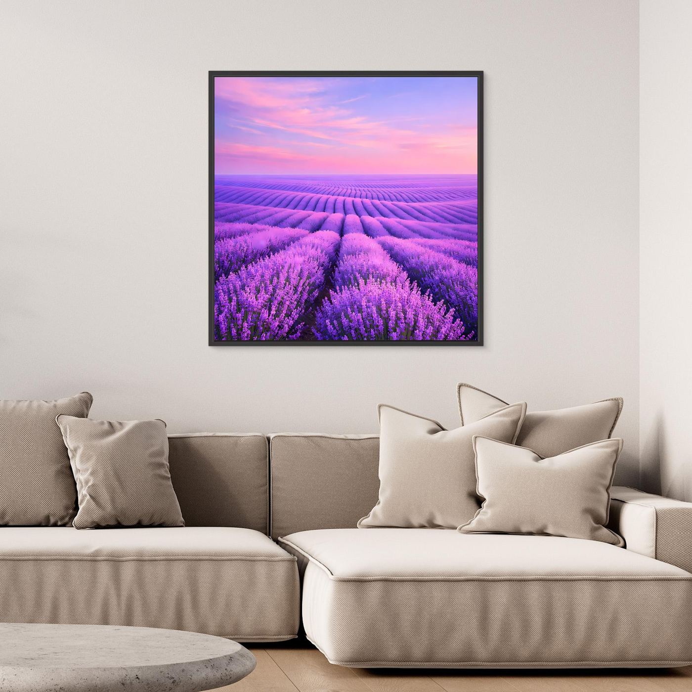 Leinwandbild Lavendelfeld mit schwarzem Rahmen, lila Blüten und violetter Aussicht