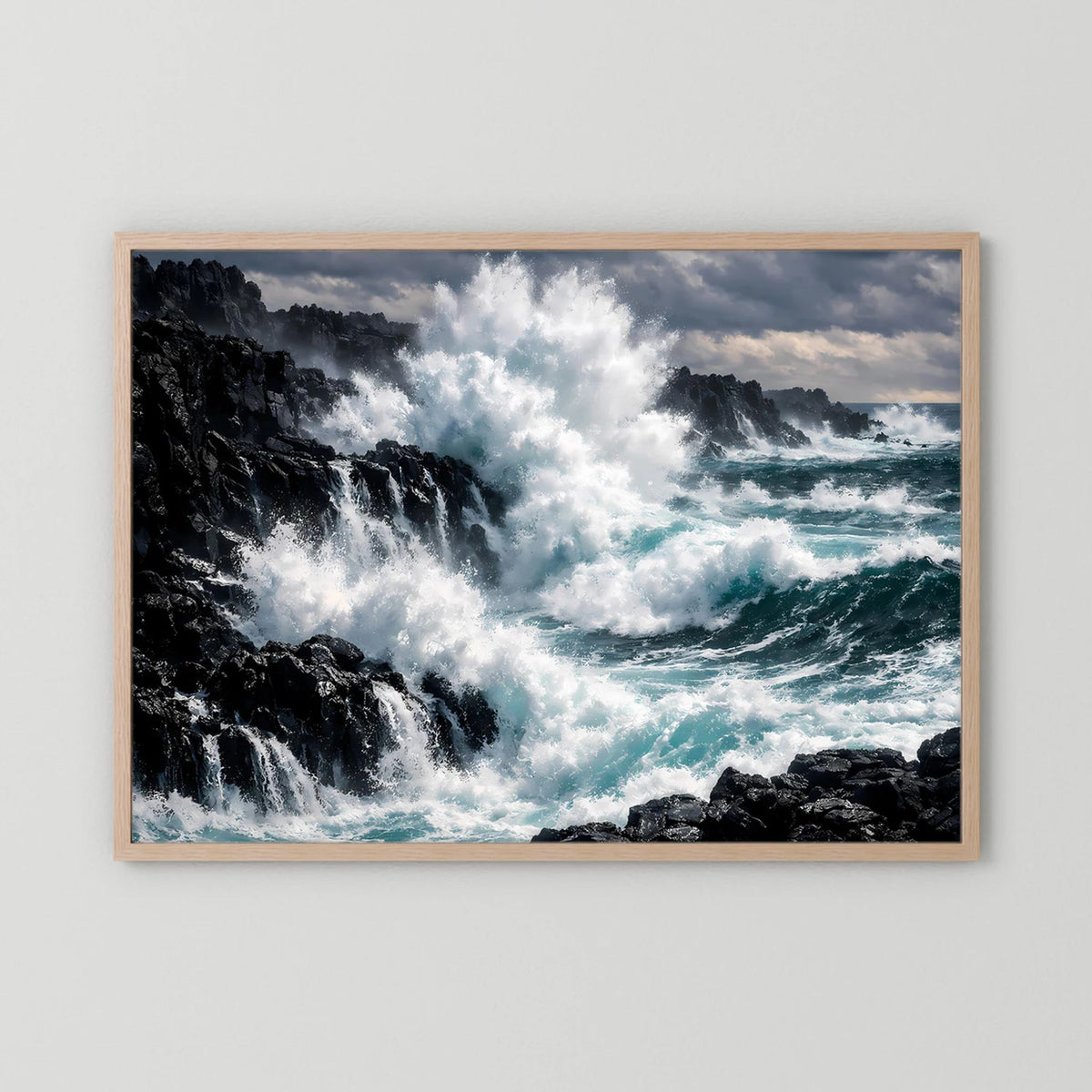 Wandposter mit hellem Holzrahmen: Meerbrandung auf Steinküste, Querformat
