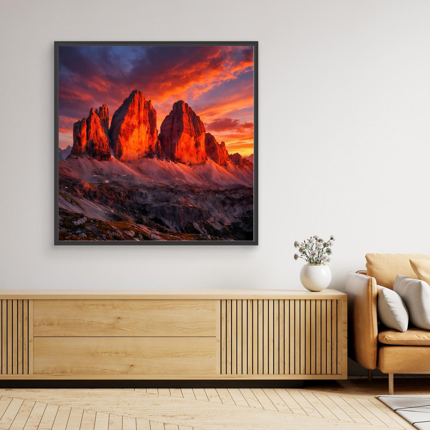 Leinwandbild mit Bergsilhouetten im Alpenglühen, orangefarbener Himmel, schwarzer Rahmen