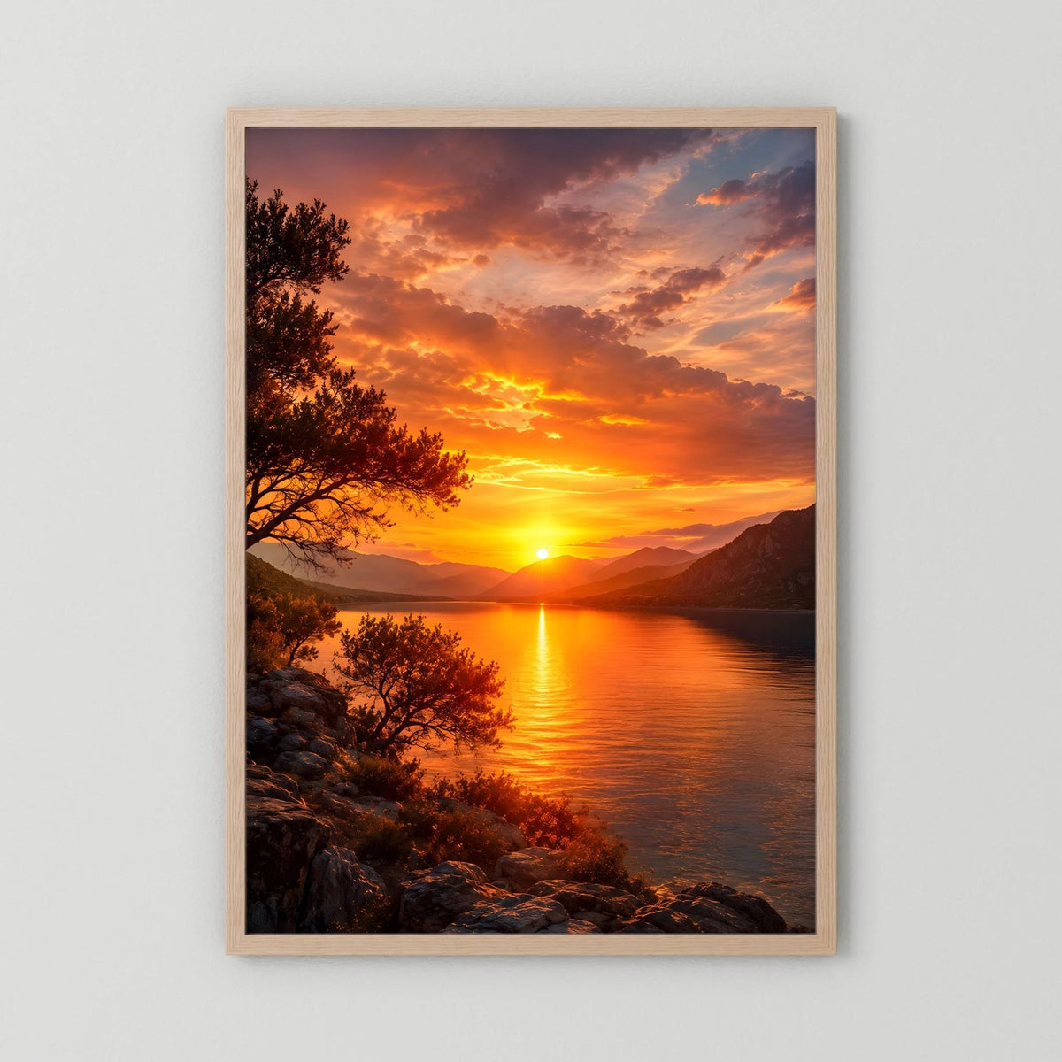 Hochformat-Poster Sonnenuntergang am Bergsee, Holzrahmen hell