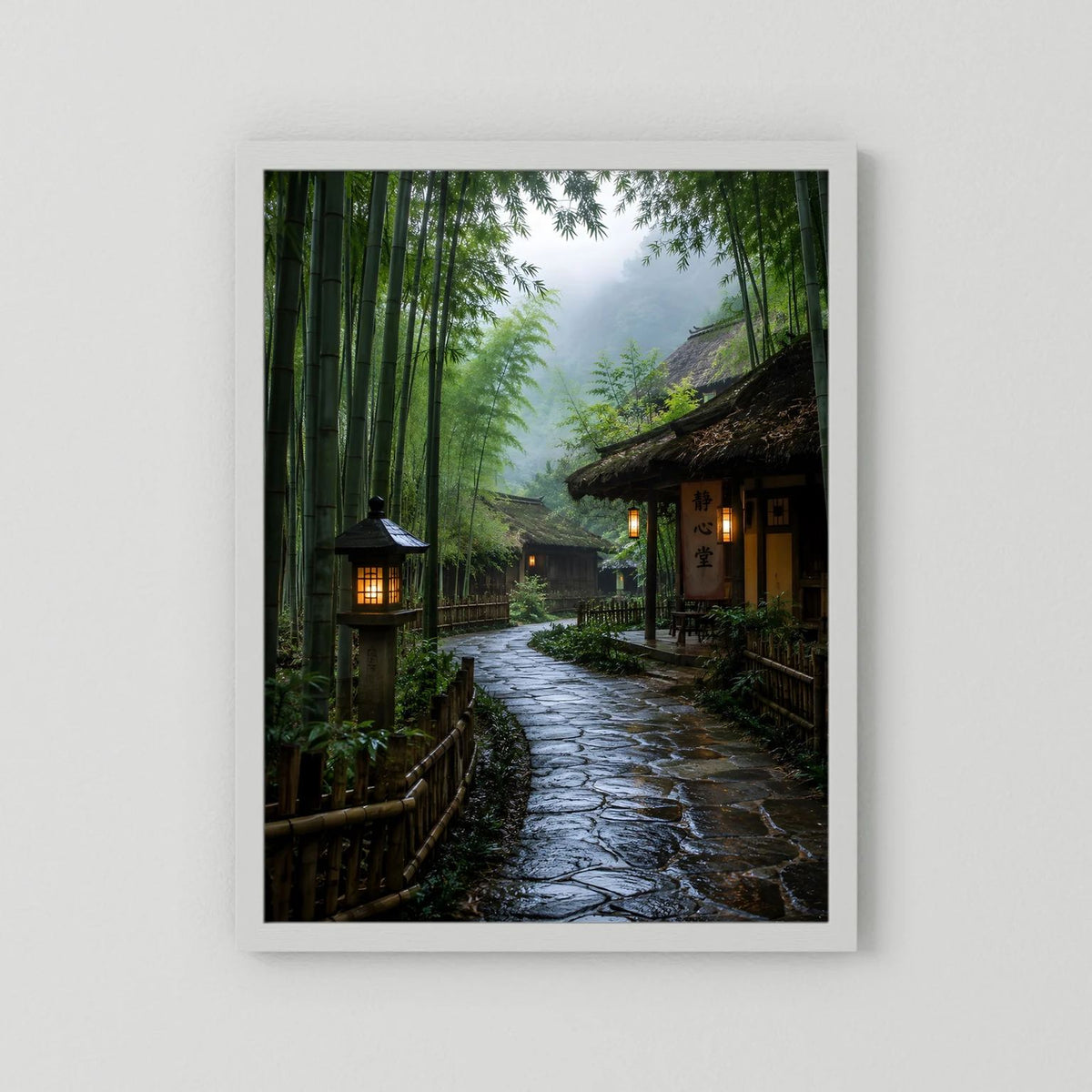 Wandposter mit weißem Rahmen: Bambusweg mit Laternen und Häusern, Zen-Motiv im Hochformat.