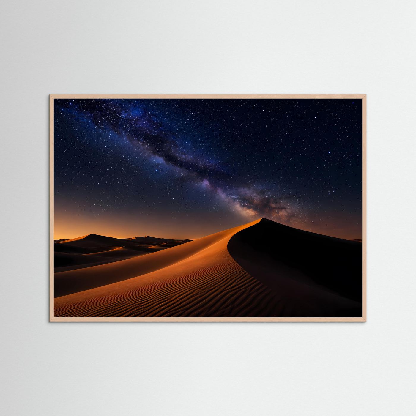 Querformat-Poster im Holzrahmen, Dünenkamm im Vordergrund unter Sternenhimmel