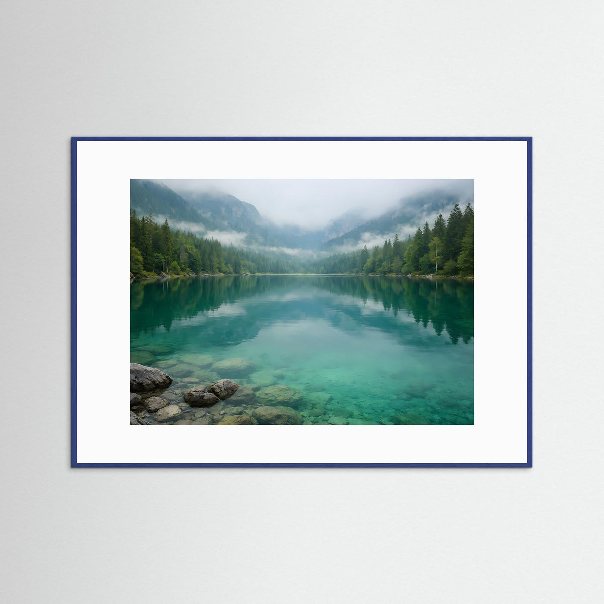 Gerahmtes Landschaftsbild mit türkisblauem Bergsee, Spiegelung und Nebel, mit blauem Rahmen
