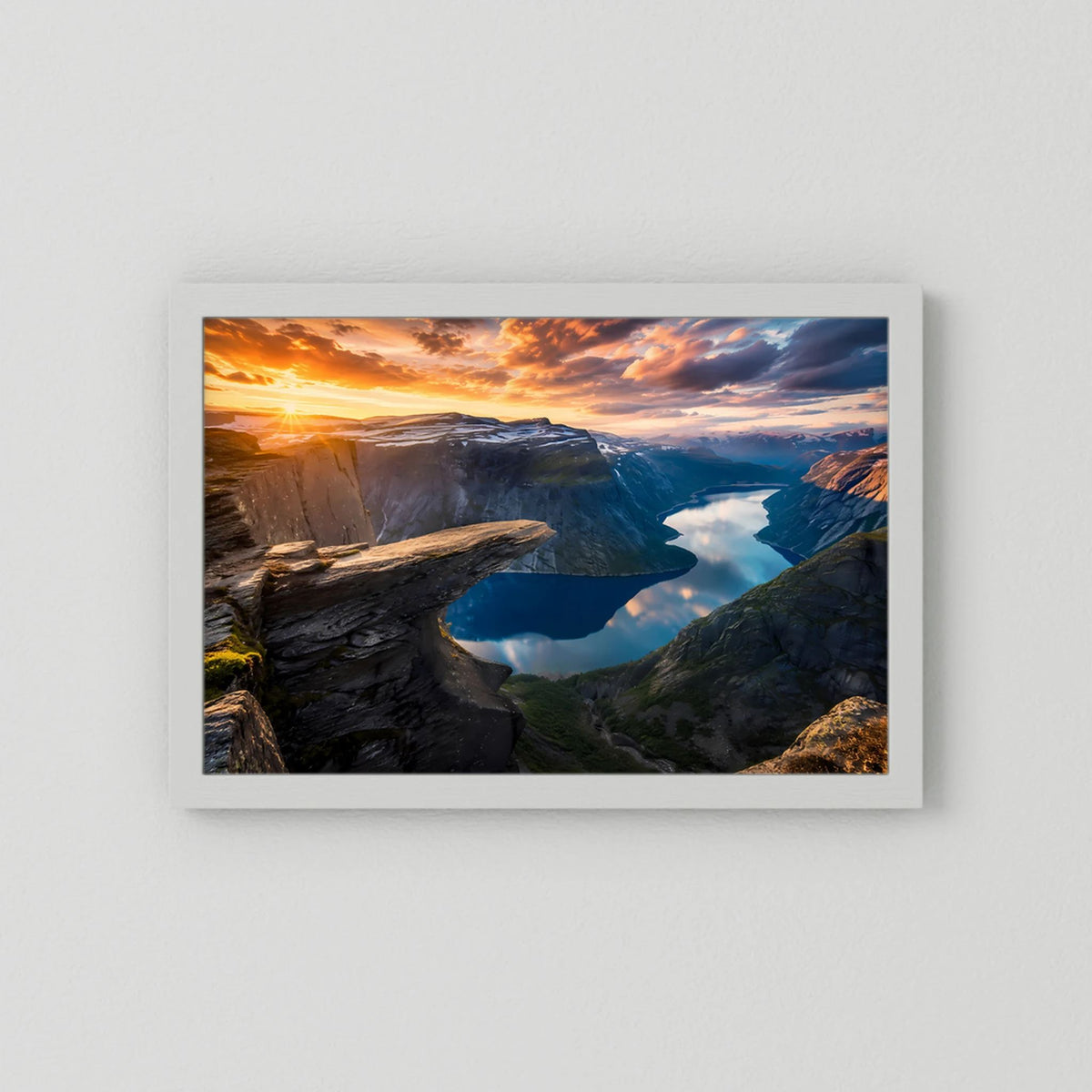 Poster im Querformat: Trolltunga-Felsen und Fjord bei Sonnenuntergang, weißer Rahmen