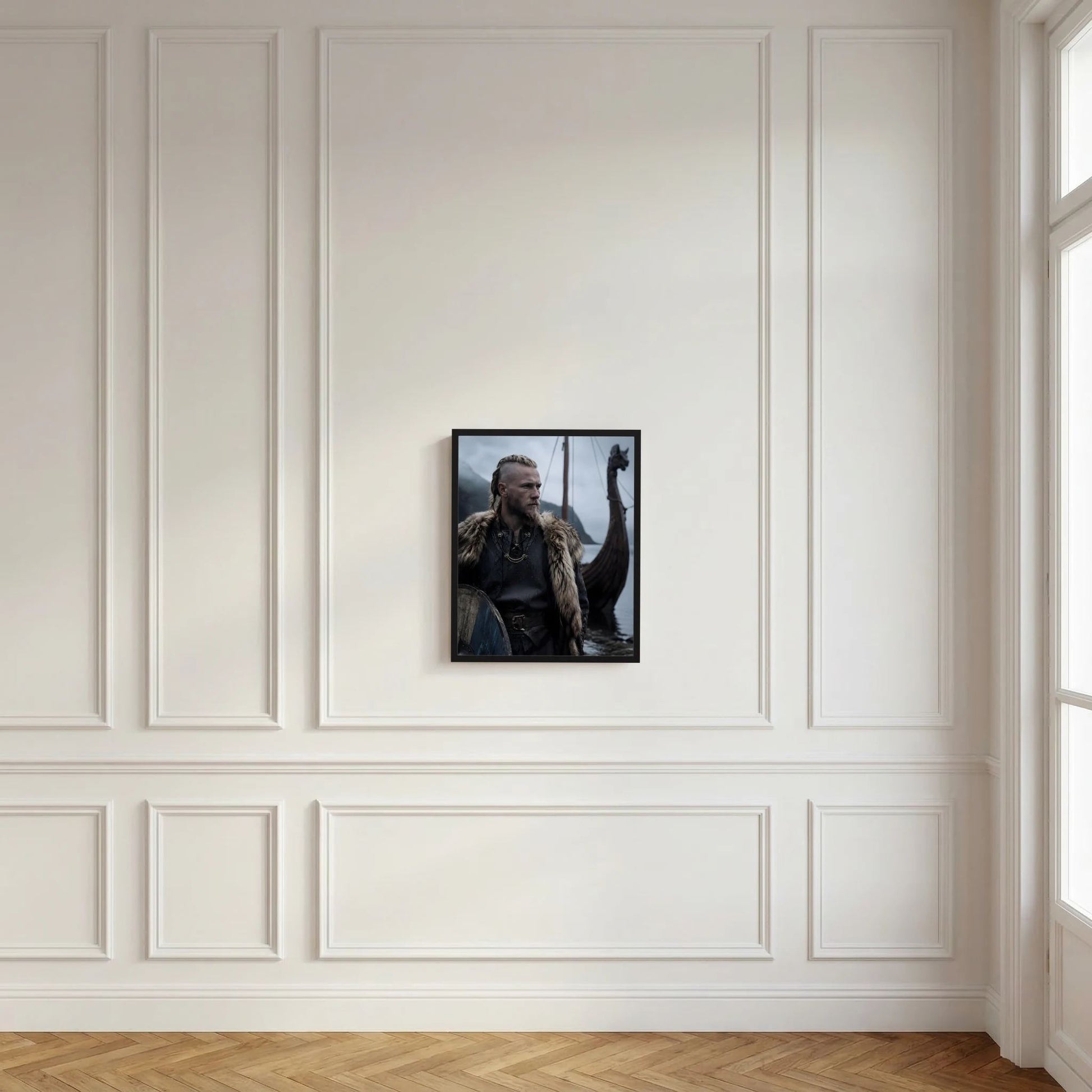 Wikinger-Krieger-Poster an weißer Wand: nordischer Seefahrer mit Schild