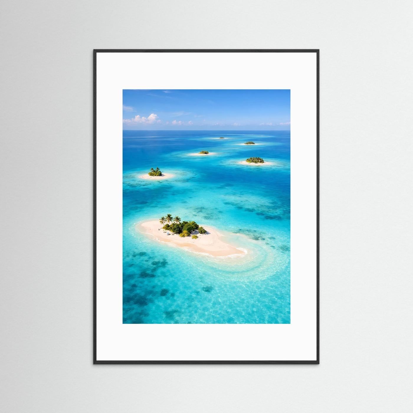 Hochformat-Poster mit türkisblauem Meer und Sandinseln im schwarzen Rahmen mit weißem Rand