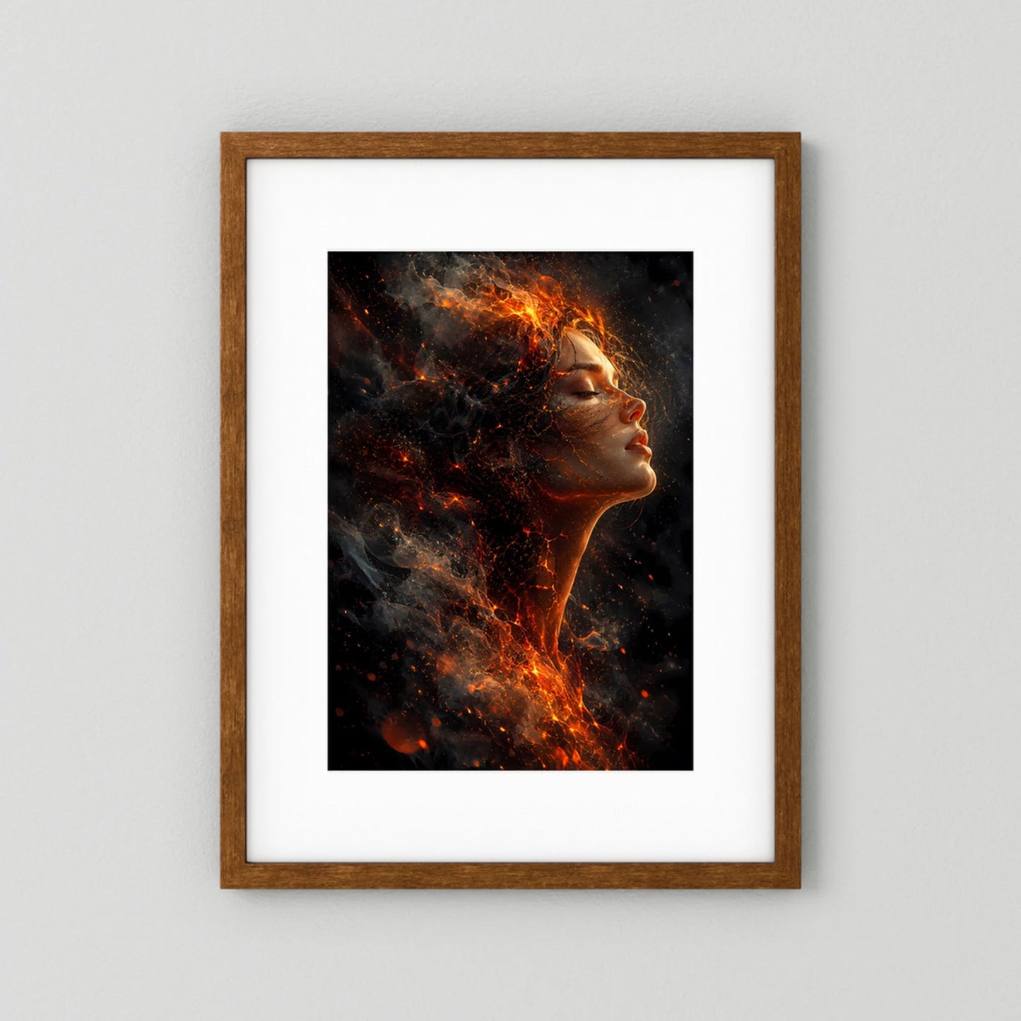 Poster Hochformat mit Frauenprofil in Flammen und Glut, brauner Holzrahmen