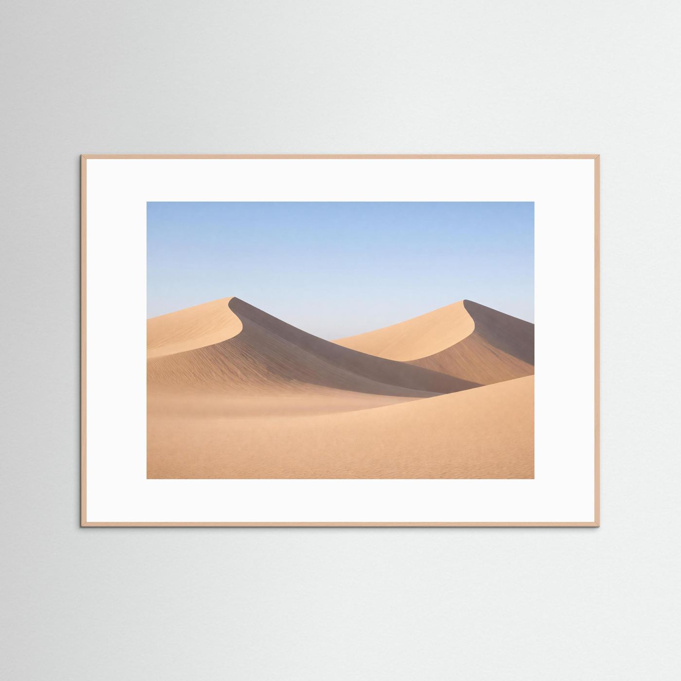 Poster mit Dünenlandschaft der Sahara, Querformat im hellen Holzrahmen