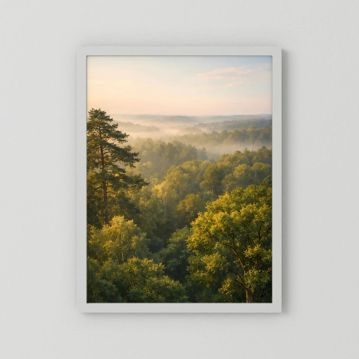 Hochformat-Poster Waldlandschaft mit hellem Rahmen und weißem Umfeld