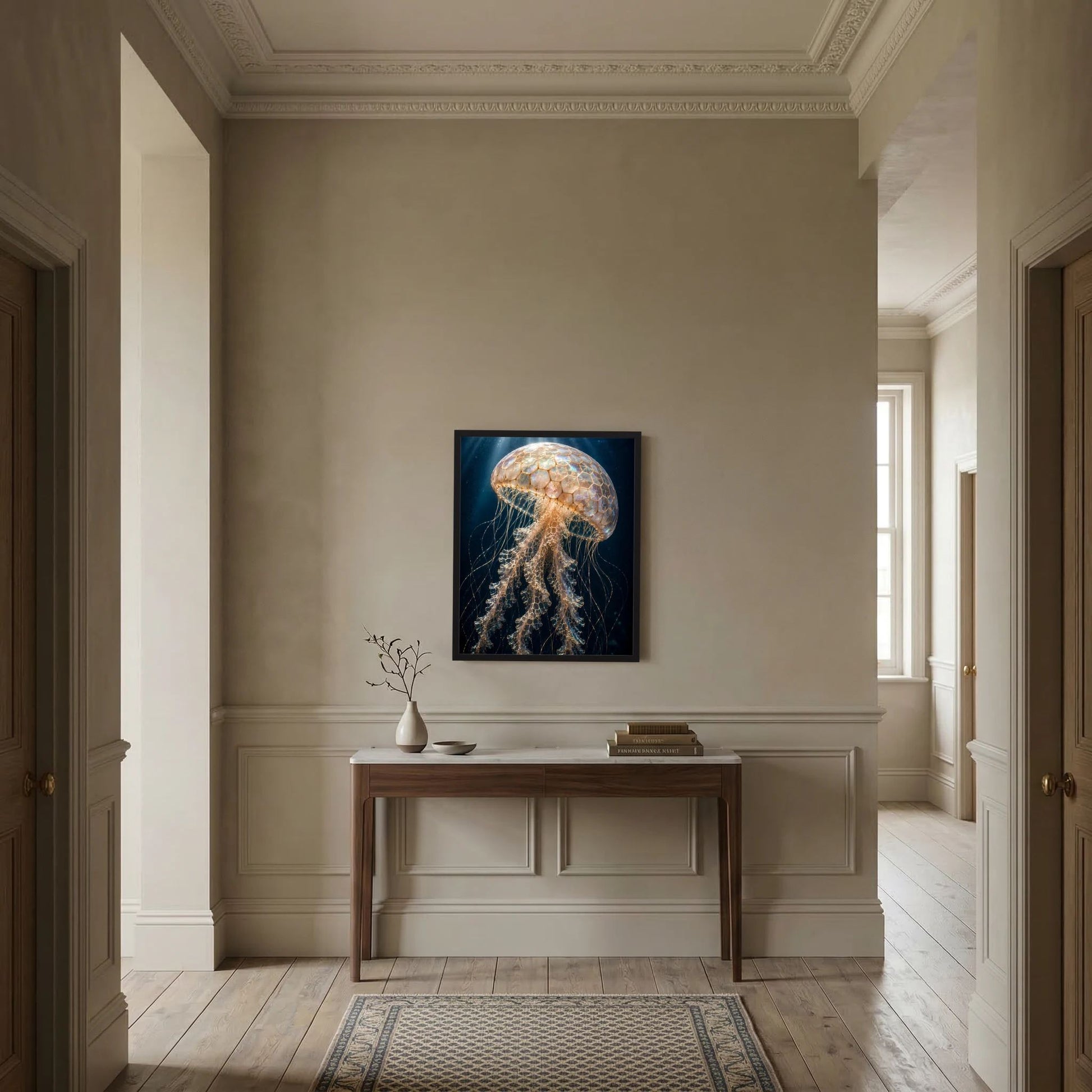 Poster im Hochformat mit Qualle, perlmuttschimmerndes Gold, ruhige Darstellung mit langen Tentakelfäden