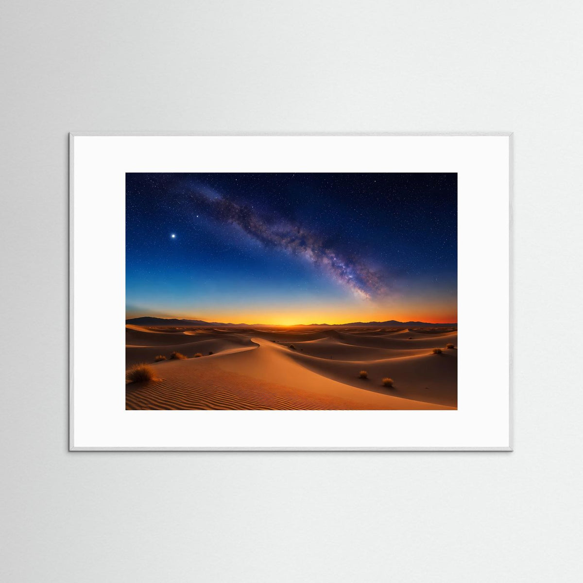 Gerahmtes Querformat-Poster mit Wüsten-Sanddünen, Milchstraße und Sonnenuntergang, hellgrauer Rahmen