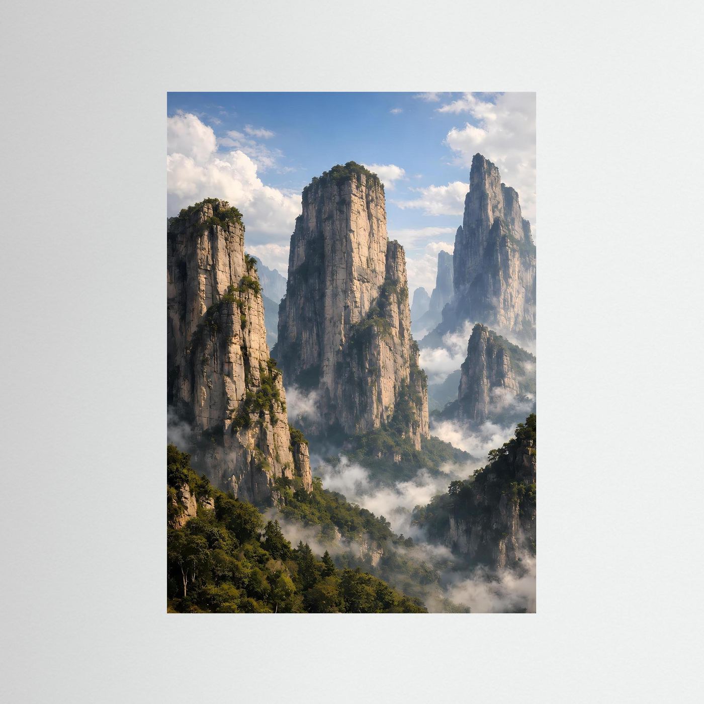 Hochformatiges Bergposter mit Felsformationen und Nebelmeer