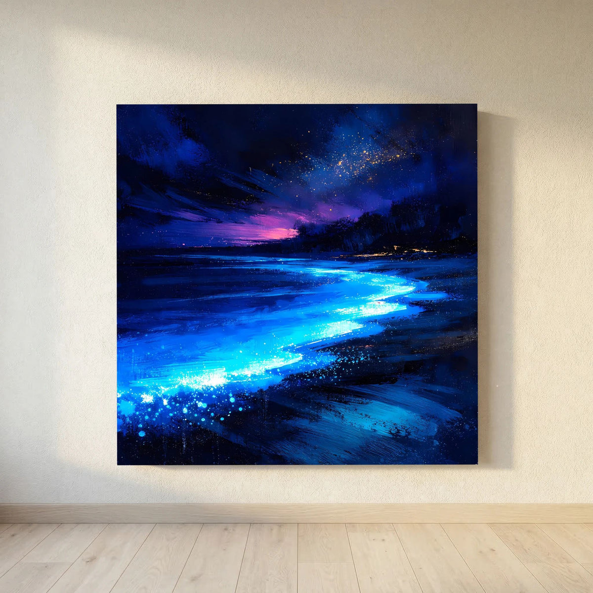 Leinwandbild Meer bei Nacht mit intensiv blauem Lichtpfad am Strand und violettem Himmel.