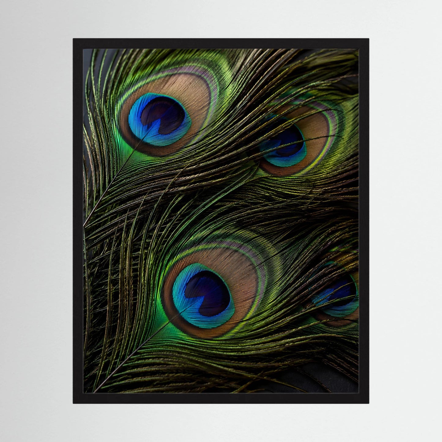 Gerahmtes Poster mit Pfauenfeder-Motiv: grüne Federn und blaue Pfauenaugen