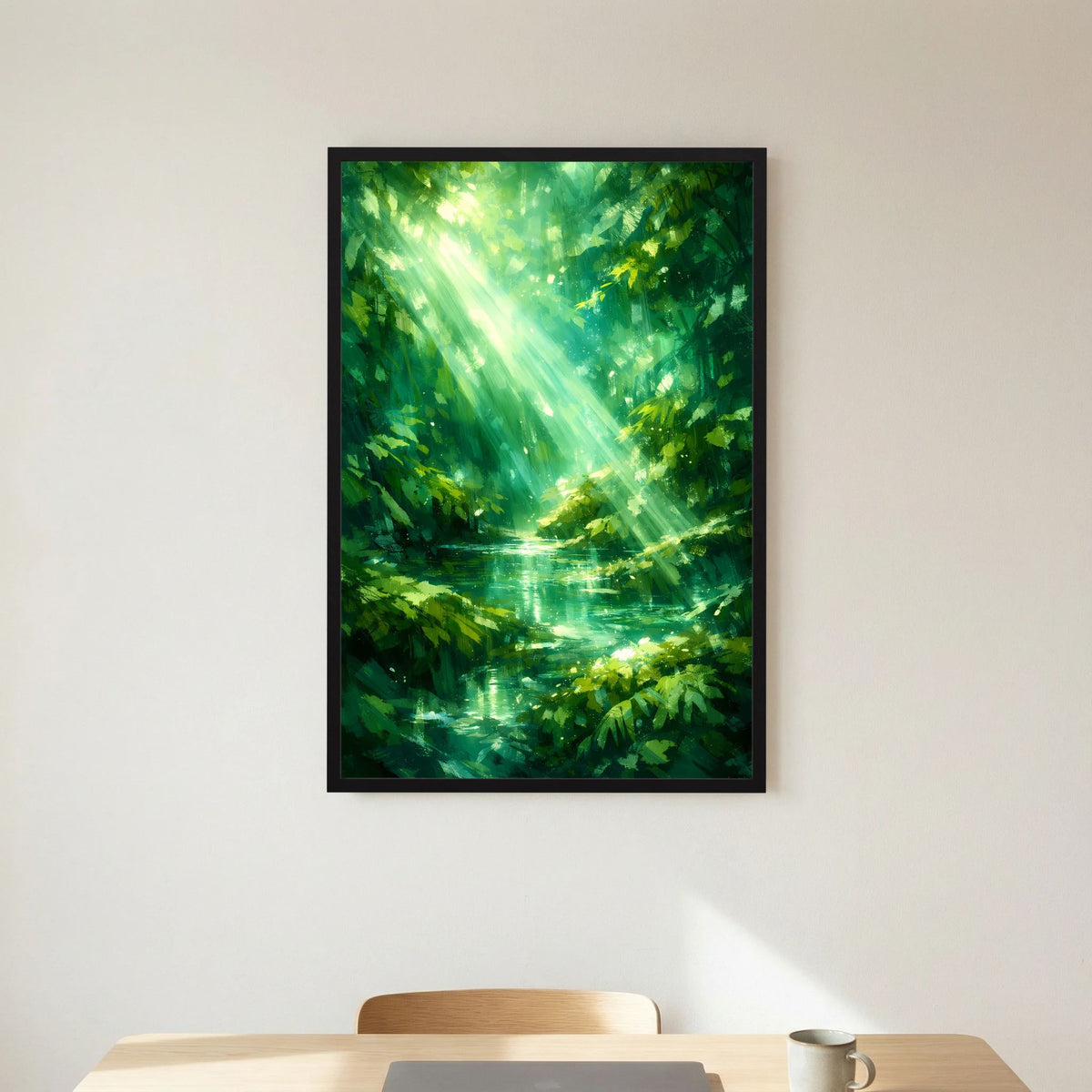 Poster im schwarzen Rahmen mit grünem Waldsee, Lichtkegeln und dichtem Blätterwerk