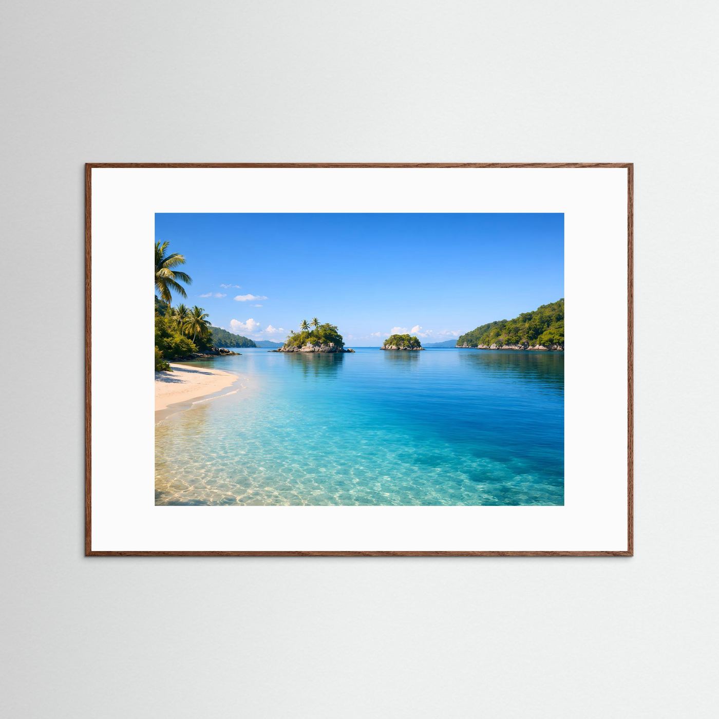 Panorama-Strandposter: türkisblaues Wasser, Sandstrand und Inseln, im braunen Rahmen