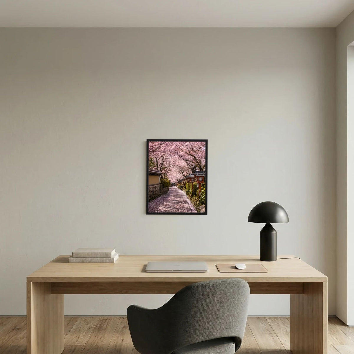 Gerahmtes Hochformat-Poster mit Kirschblütenallee und japanischen Laternen, rosa Blüten