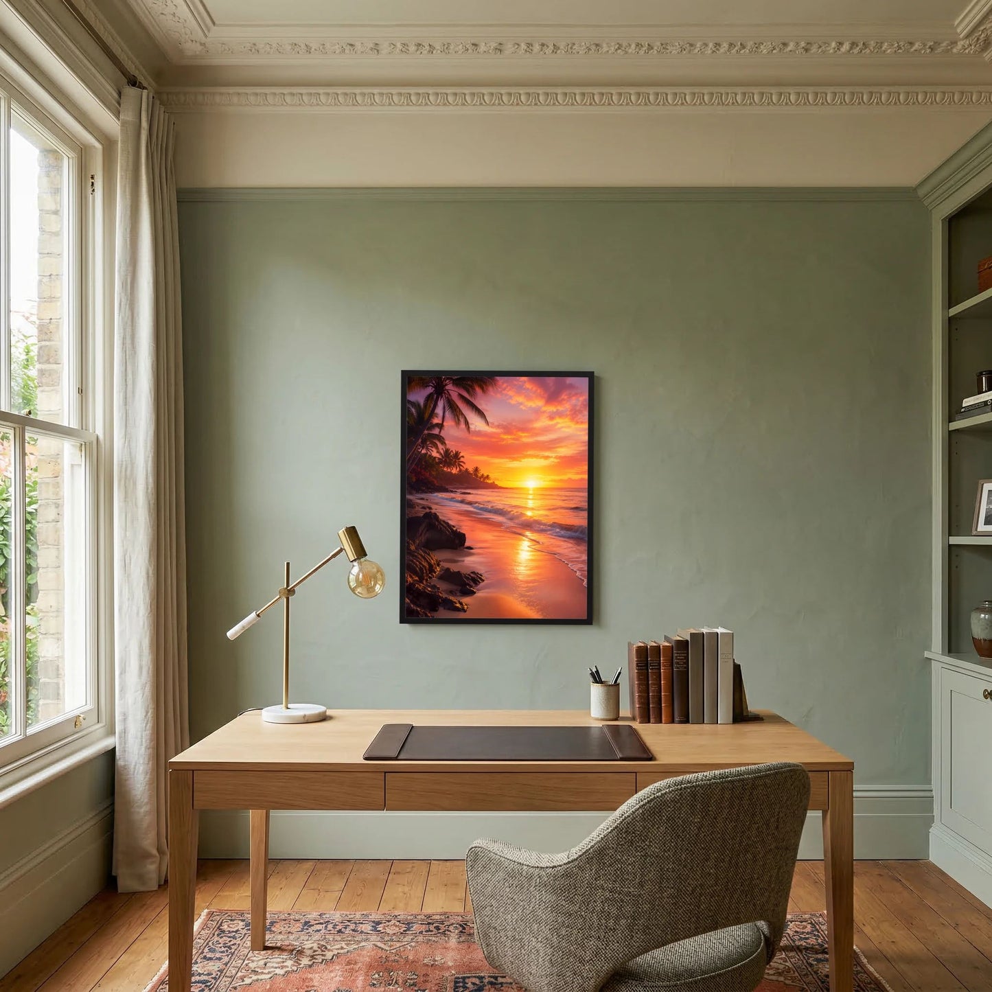 Poster im Hochformat mit tropischer Küste bei Sonnenuntergang, Palmen und Meer, schwarz gerahmt