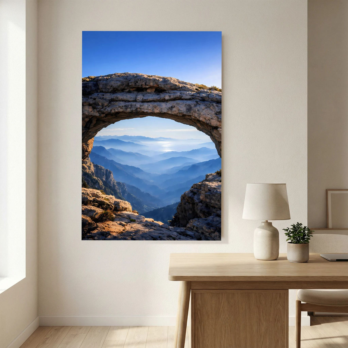 Hochformatiges Poster: Felsbogen öffnet den Blick auf weite Berglandschaft