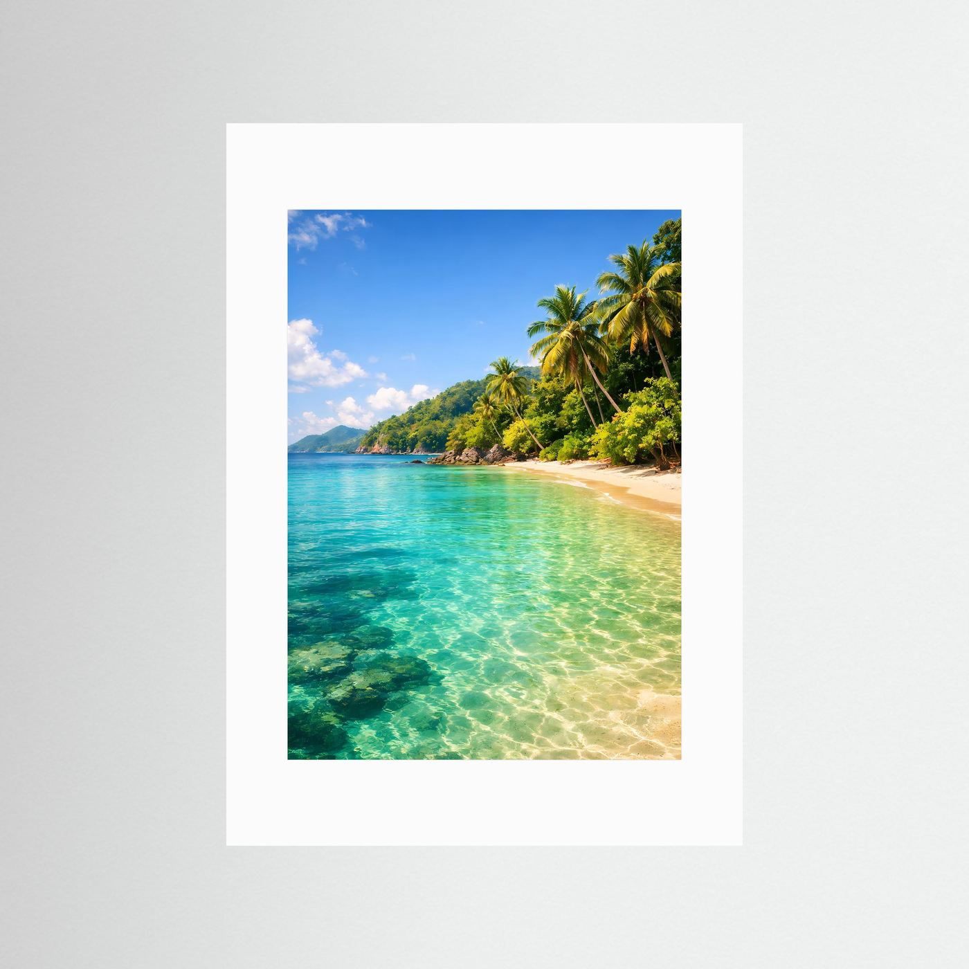 Strandposter im Hochformat mit weißem Rand: türkisgrünes Meer, Strand und Palmen