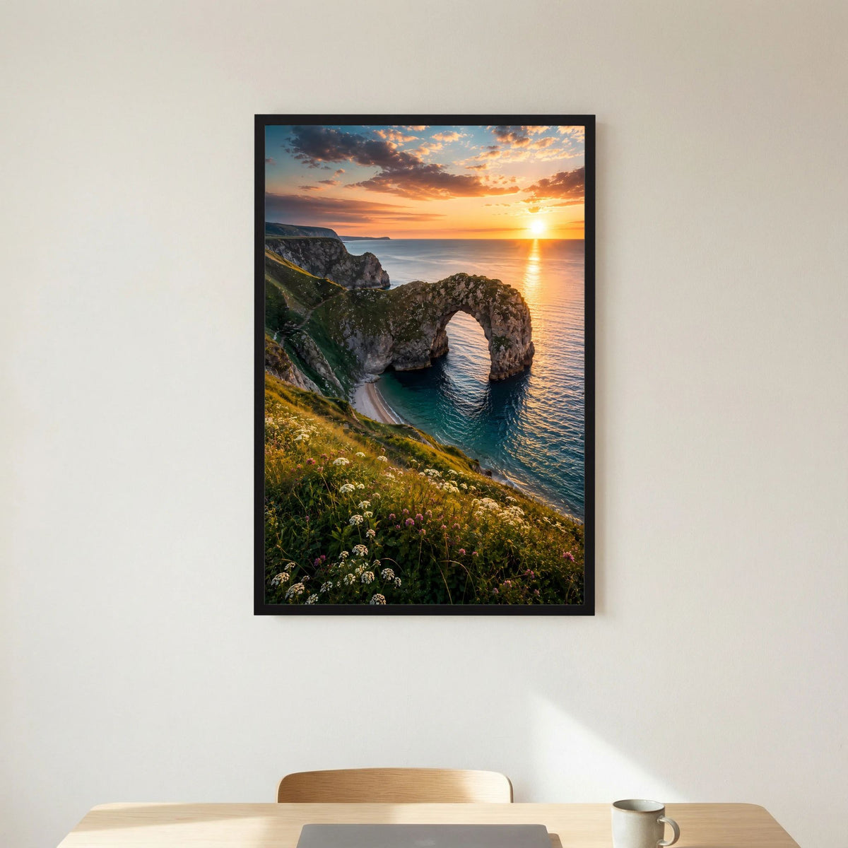 Schwarzer gerahmter Posterprint im Hochformat: Küstenlandschaft mit Meerbogen